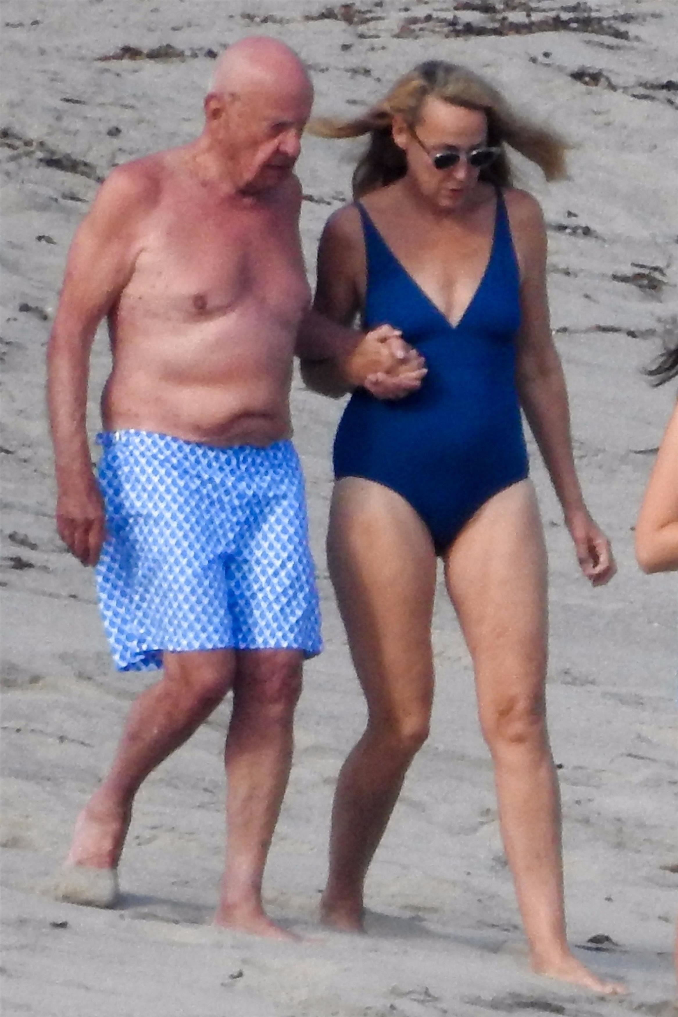 Miliardarul Rupert Murdoch și-a scos soția tinerică la plajă. Se vede clar diferența dintre ei | FOTO