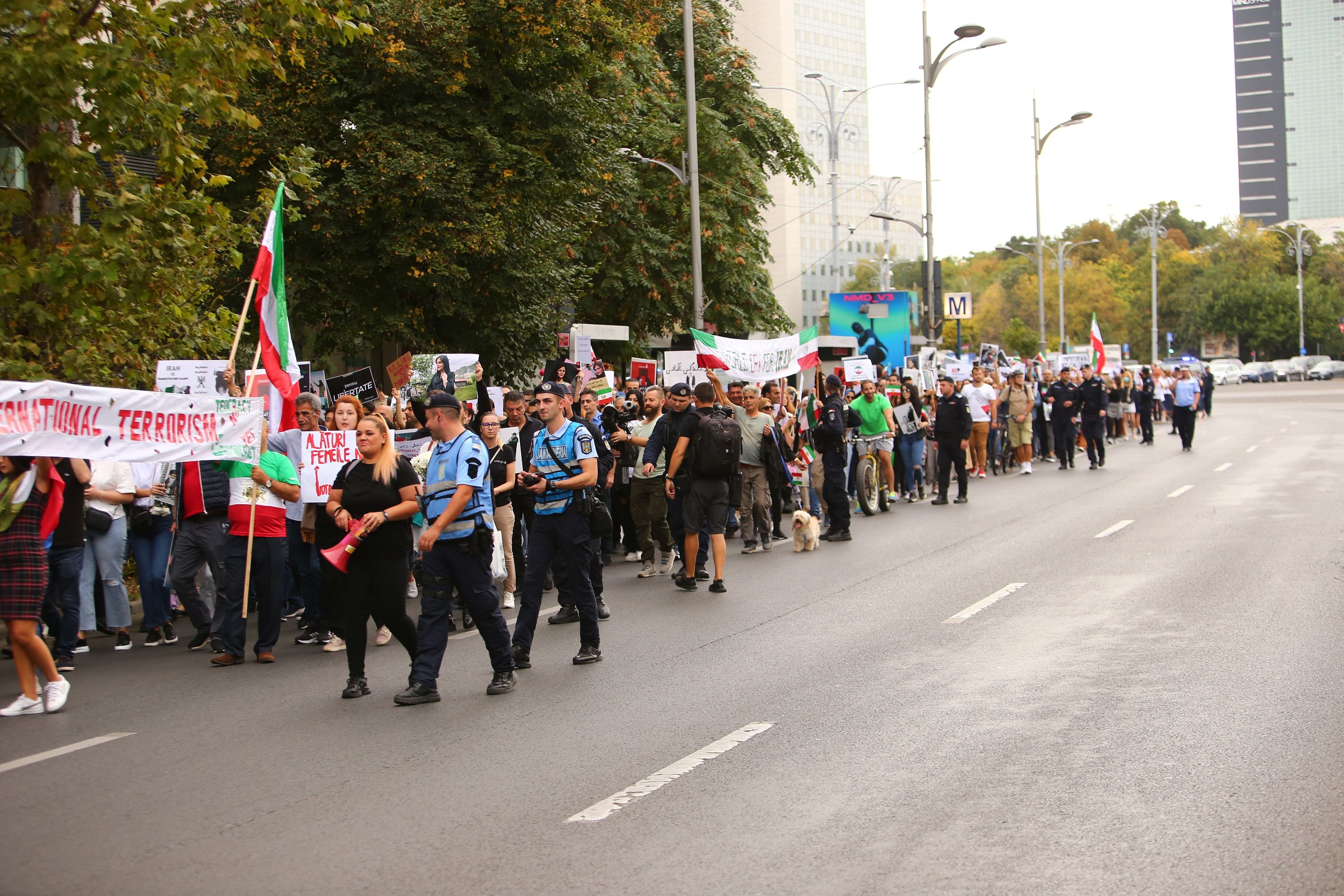 Protest de solidaritate cu femeile din Iran, în Bucureşti: „Mahsa Amini, moartea ta nu trebuie uitată!"