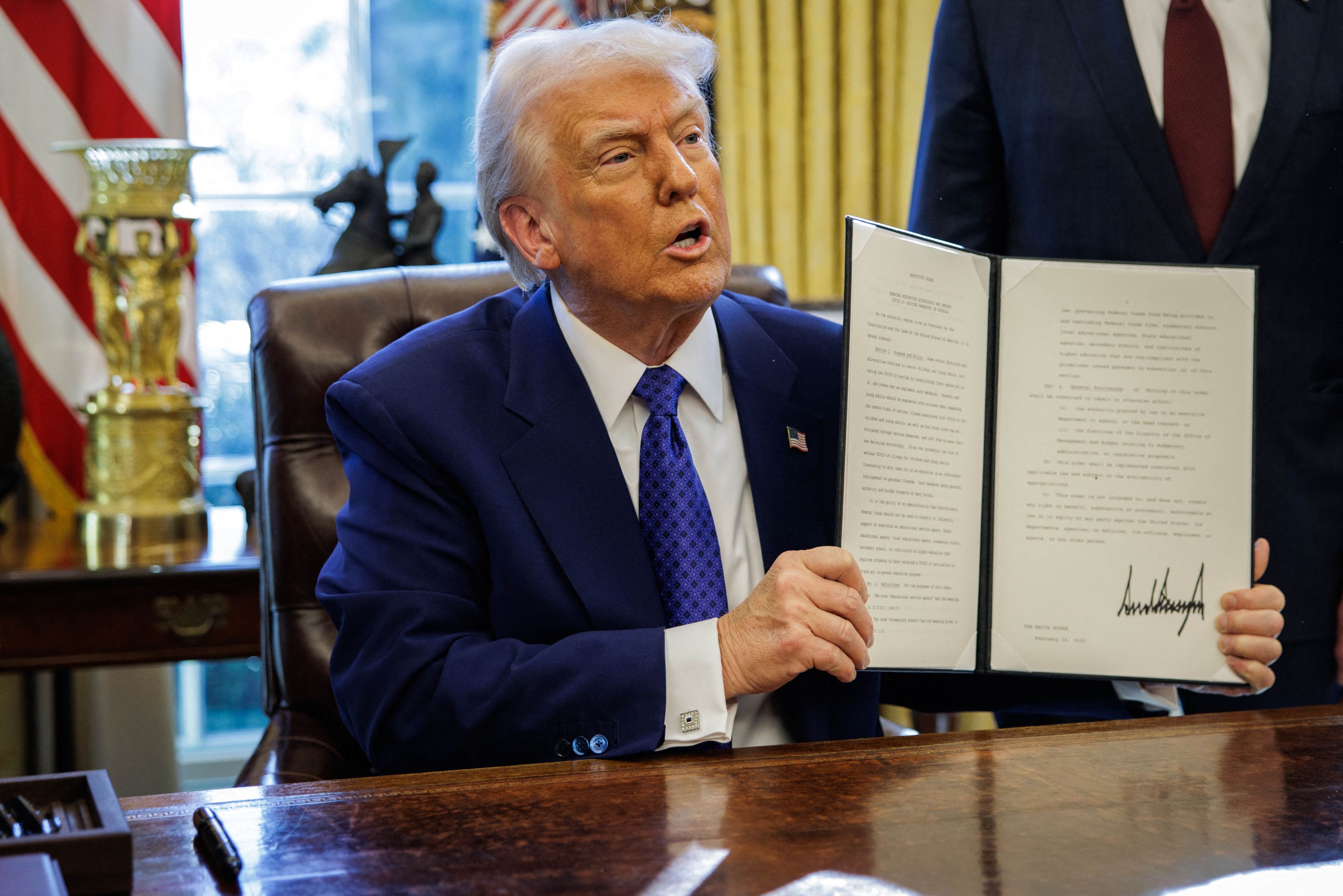 Donald Trump, o nouă decizie controversată. A interzis în școli o carte pentru copii scrisă de o multiplă câștigătoare a premiului Oscar