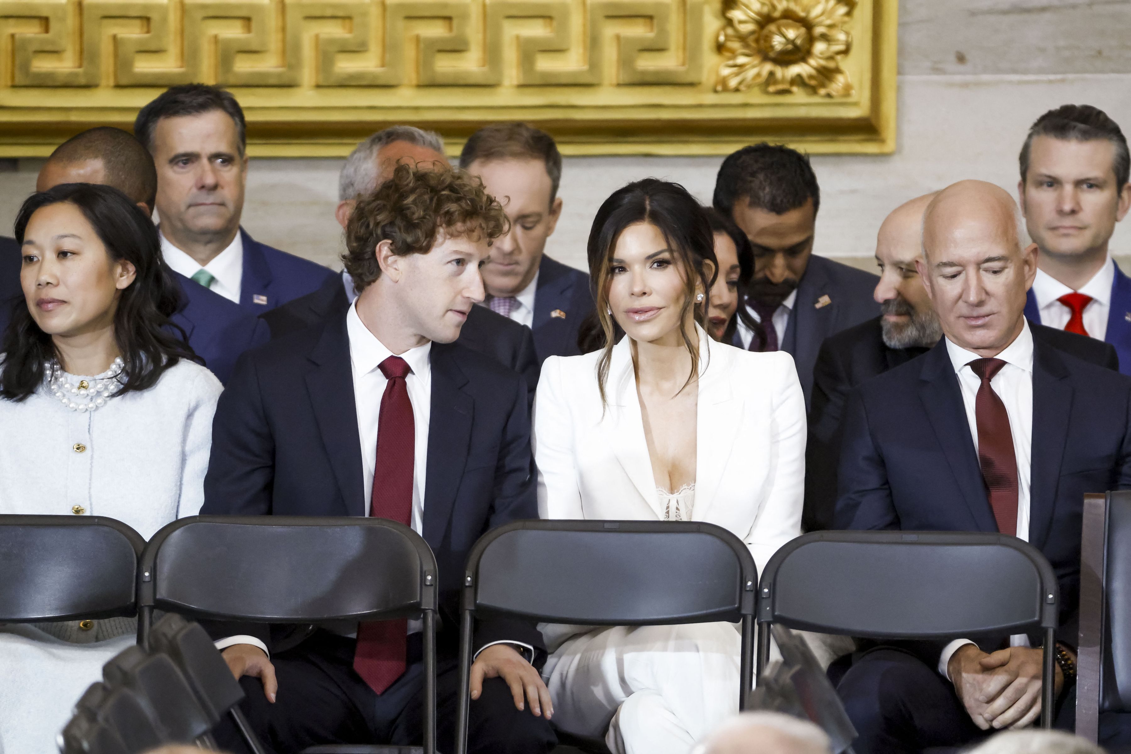 Maurice Munteanu, atac la Melania Trump și logodnica lui Bezos, în decolteul căreia s-a uitat Zuckerberg: „Vulgaritate copleșitoare”