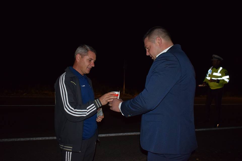 De ce a făcut cinste cu 100 de cafele prefectul de Vaslui șoferilor din trafic. O campanie de prevenire a oboselii la volan/ FOTO