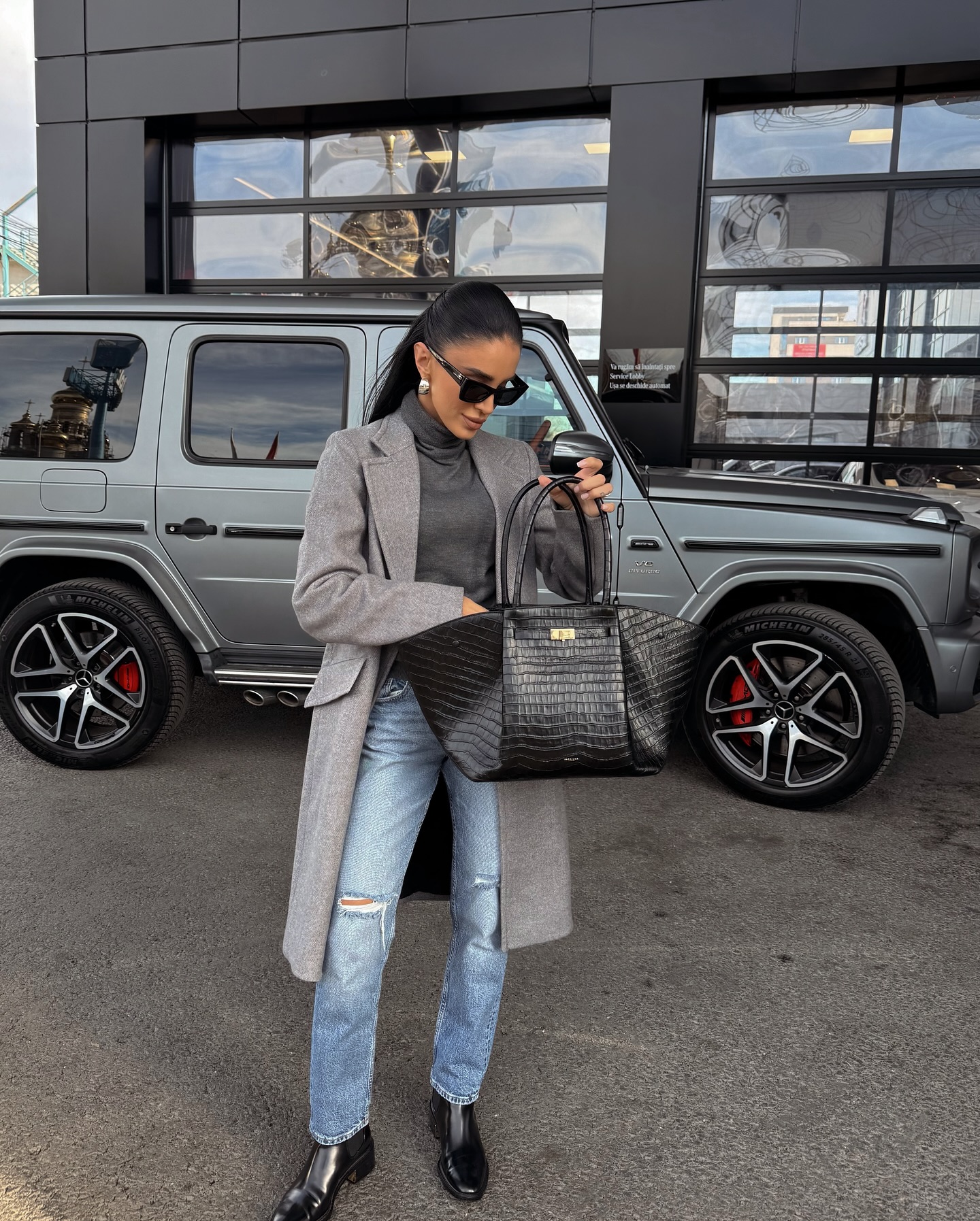 Cu cât vinde Adelina Pestrițu mașina Mercedes G Class. Interiorul bolidului e portocaliu și e personalizat cu inițialele ei