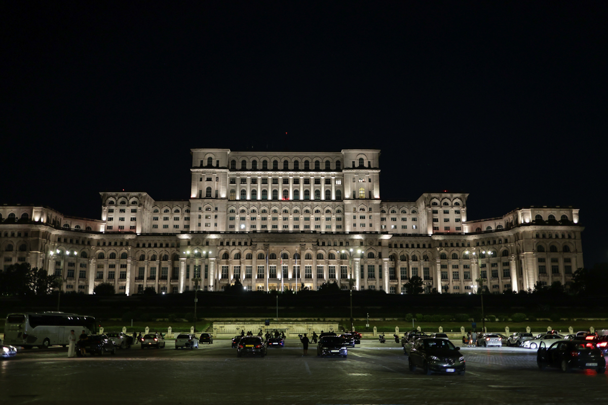 Am verificat cum economisesc energie instituțiile publice. Doar trei au stins luminile pe timpul nopții