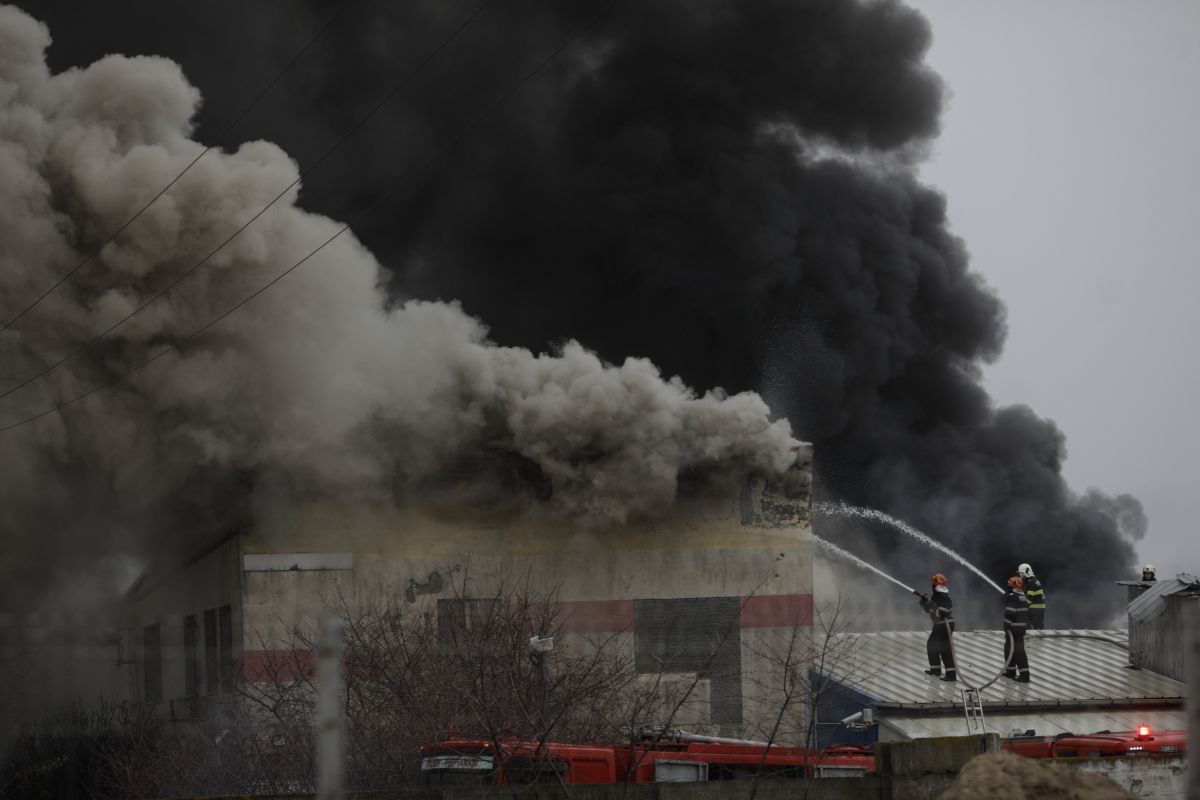 Incendiul de lângă Capitală e sub control, anunță ISU. A fost redus efectivul pompierior