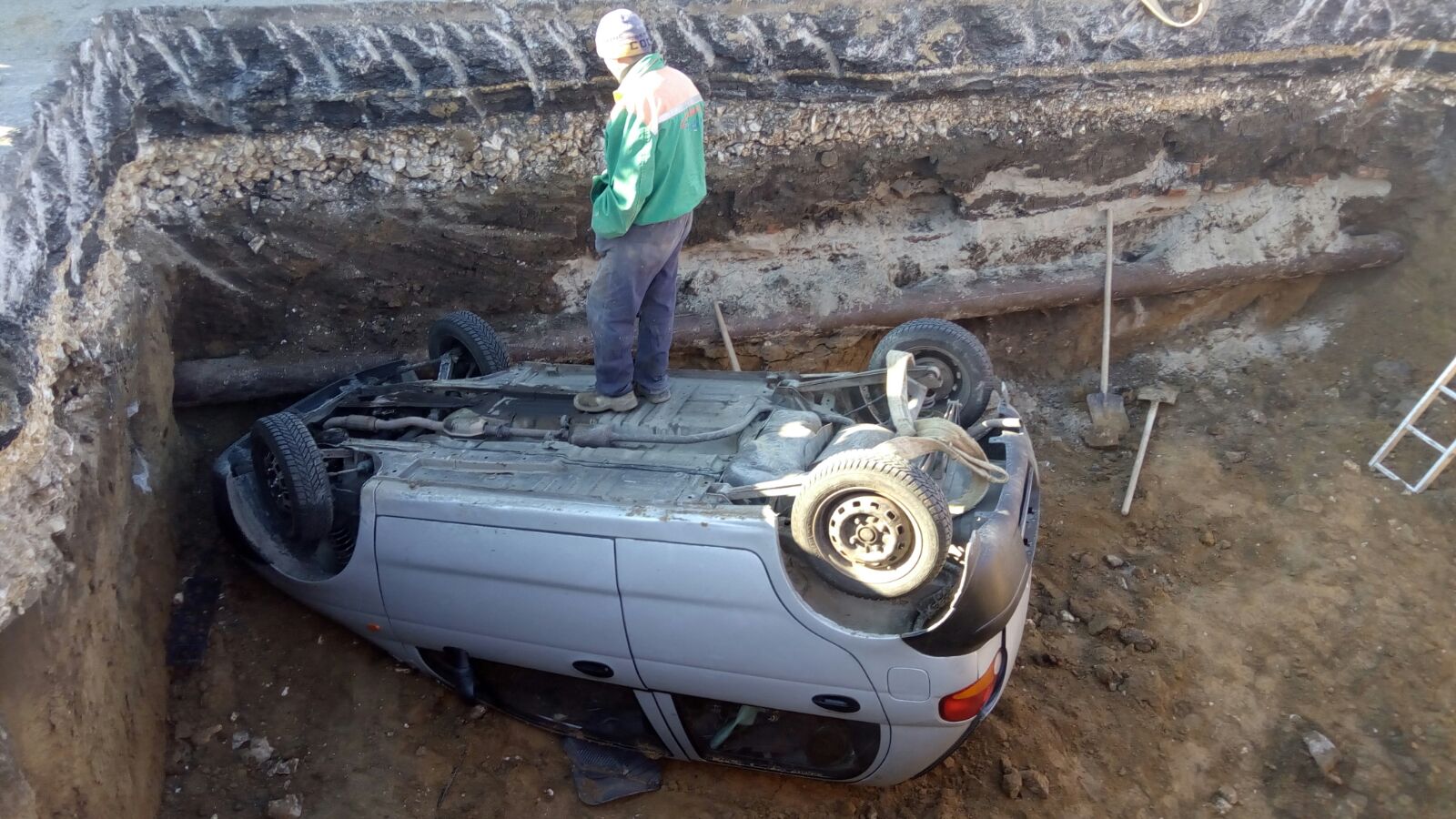 UPDATE: Un pensionar de 78 de ani a căzut într-o groapă cu mașina, în Constanța. Unul dintre muncitorii care făceau lucrări a fost rănit | FOTO