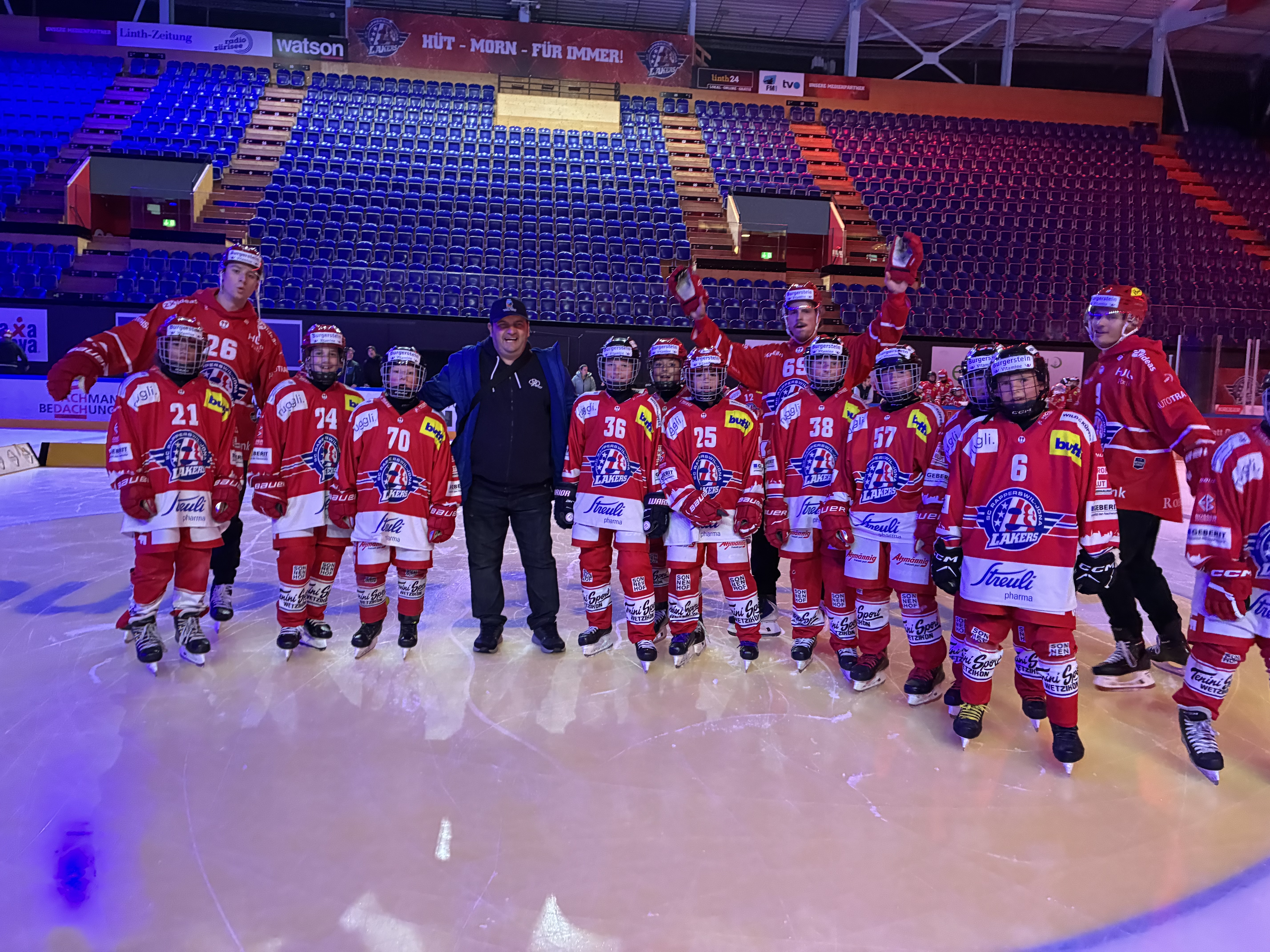 Cum am petrecut de ziua hocheiului elvețian pe gheața patinoarului din Rapperswil alături de 300 de copii: „Hop, Rappi!”