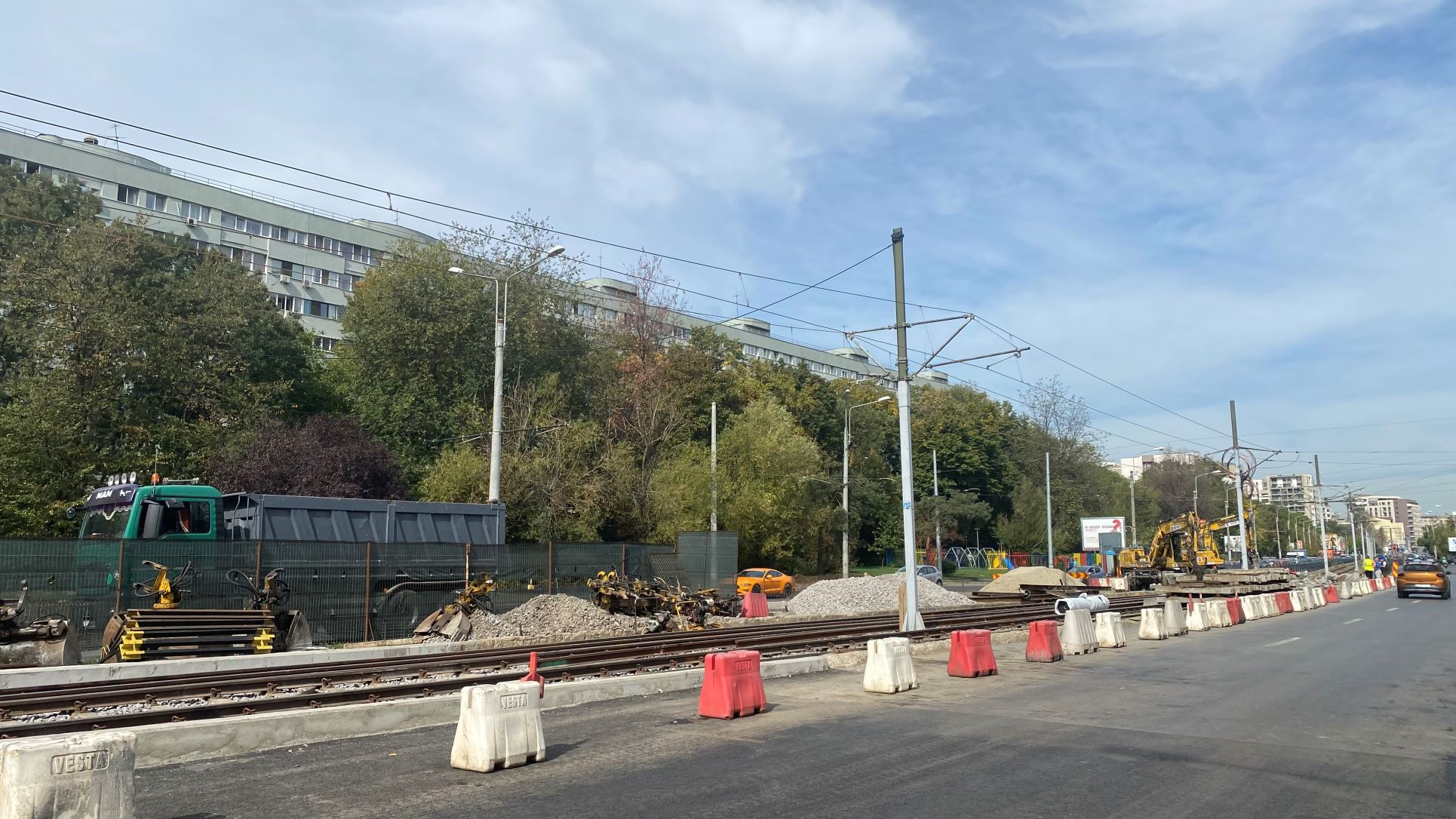FOTO. În vizită pe șantierul de pe linia lui 41, de la Piața Drumul Taberei. „Băgăm material, muncim fără pauză numai să terminăm la timp”