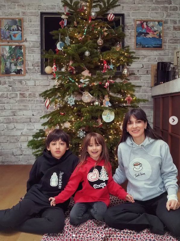 Tradiția pe care Dana Rogoz și familia ei o respectă în fiecare an, după ce împodobesc bradul de Crăciun. Imagini din casa vedetei. „E perfect”