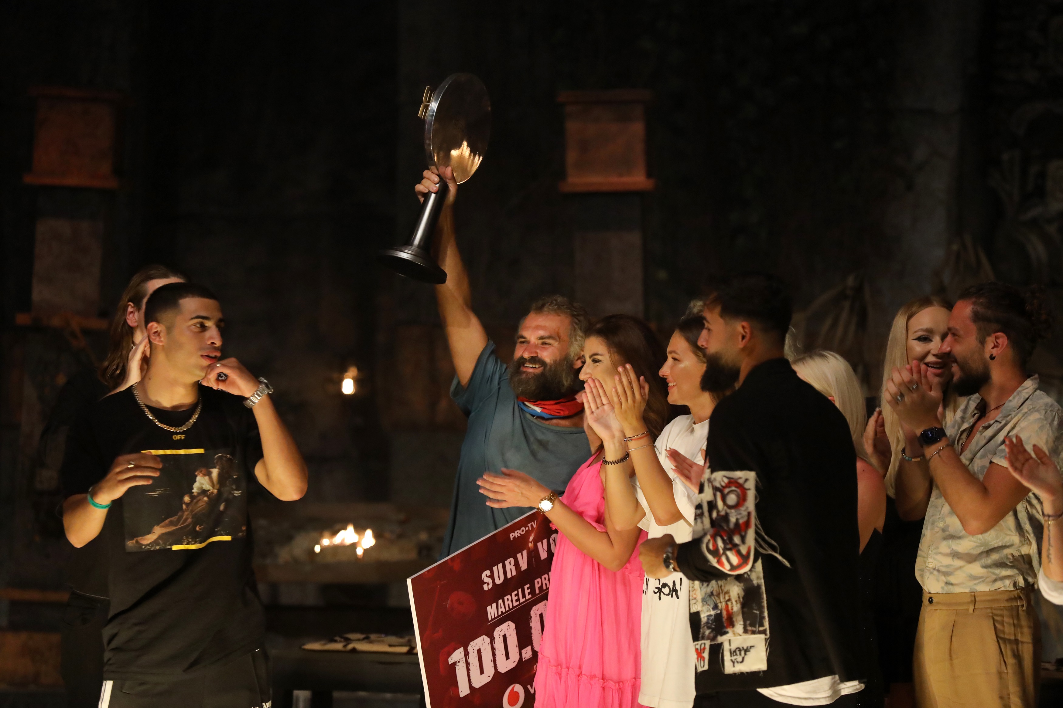 Dan Ursa s-a întors în România. Câștigătorul de la Survivor 2023 a căzut în genunchi când și-a revăzut fiica și soția