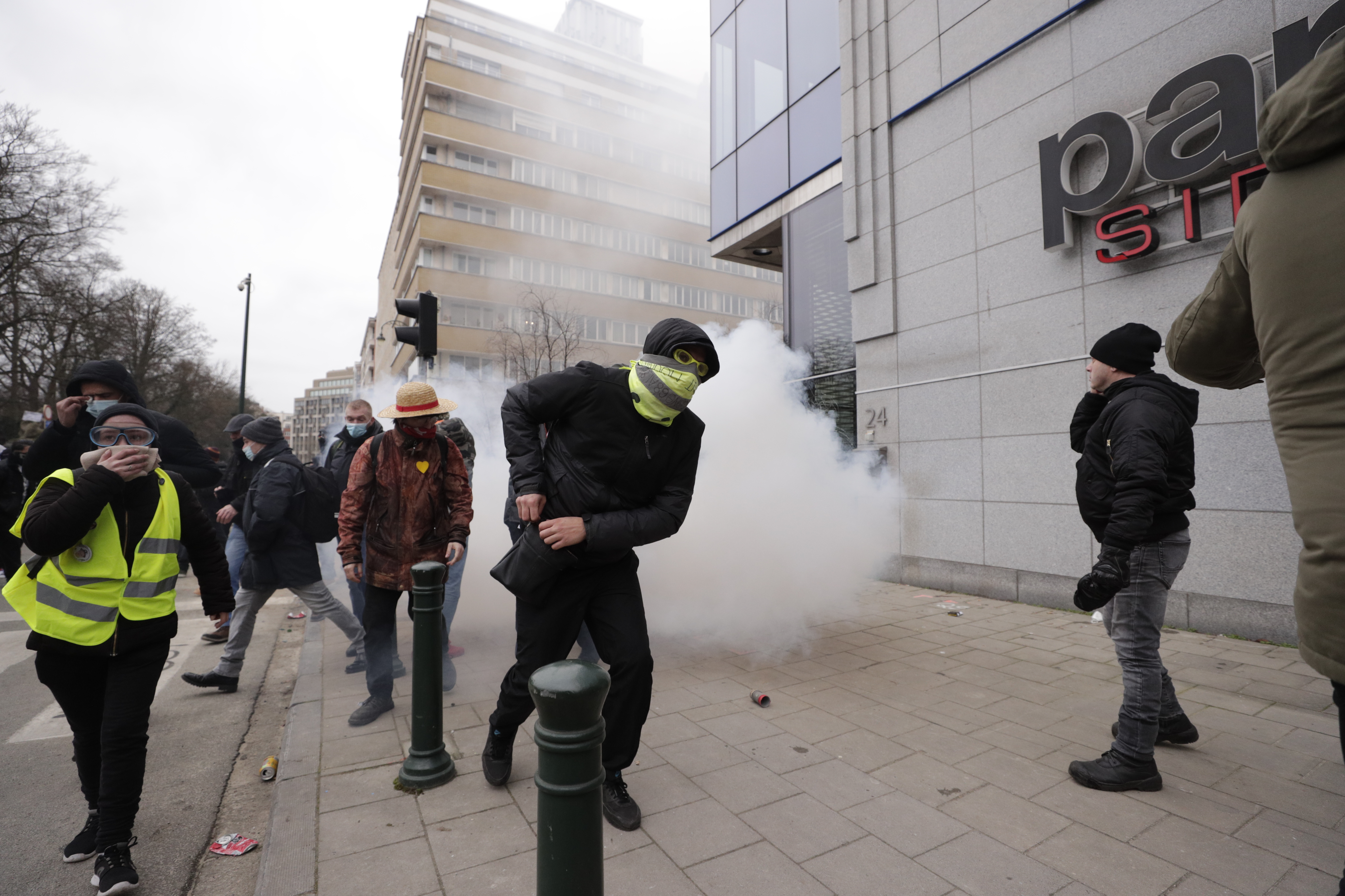Proteste violente la Bruxelles, față de măsurile sanitare. Zeci de arestări în urma ciocnirilor dintre poliție și manifestanți