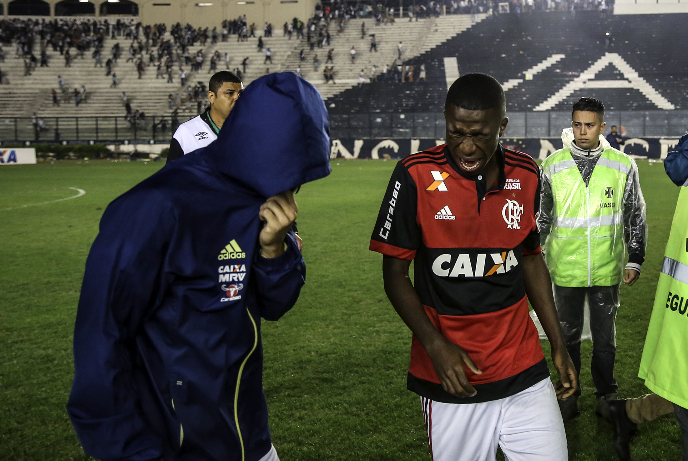 Scene de război la Rio de Janeiro. Un fan a fost împușcat mortal la derby-ul Vasco da Gama - Flamengo / GALERIE FOTO&VIDEO