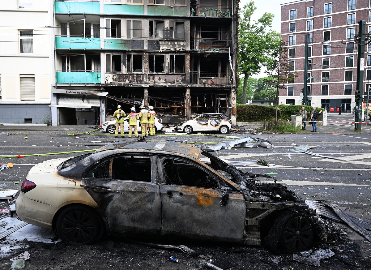 Trei morți și 16 răniți, într-o explozie la parterul unui bloc din Dusseldorf: „Parcă a fost o bombă!”