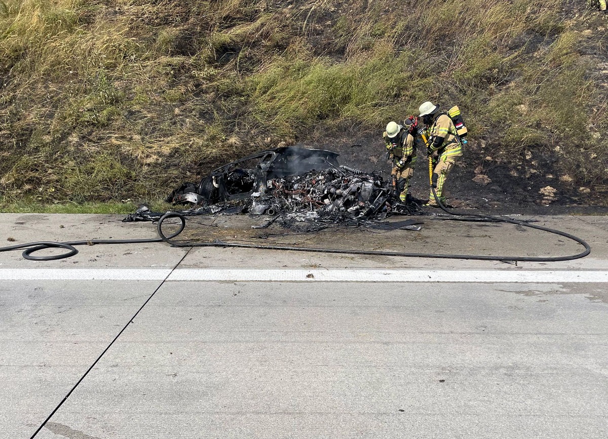 Lamborghini Aventador făcut scrum într-un accident la peste 200 km/h, pe o autostradă din Germania. Șoferul și pasagerul au scăpat cu viață
