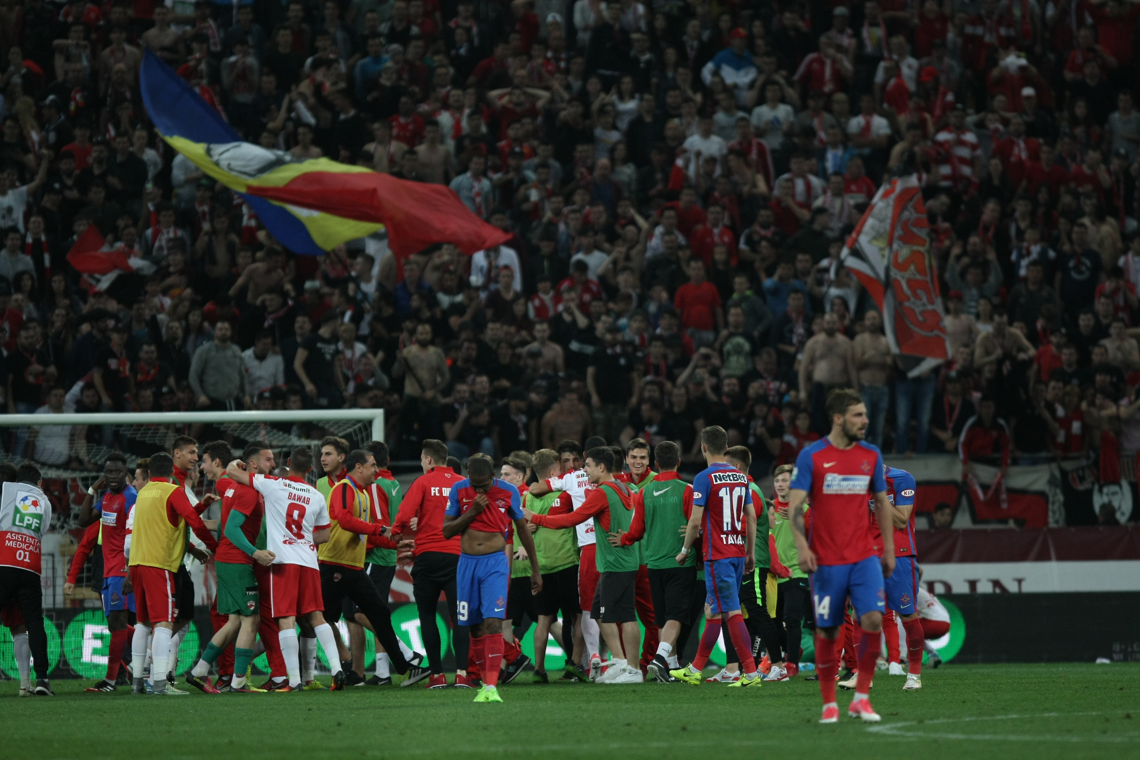 Liga I, etapa a 8-a, play-off: Dinamo - FCSB 2-1. Derby decis în minutul 96, din penalty! ”Cazul Bricheta”, nimica toată pe lângă bombardamentul de pe Arena Națională. Reghe, scandal cu arbitri | LIVE&VIDEO