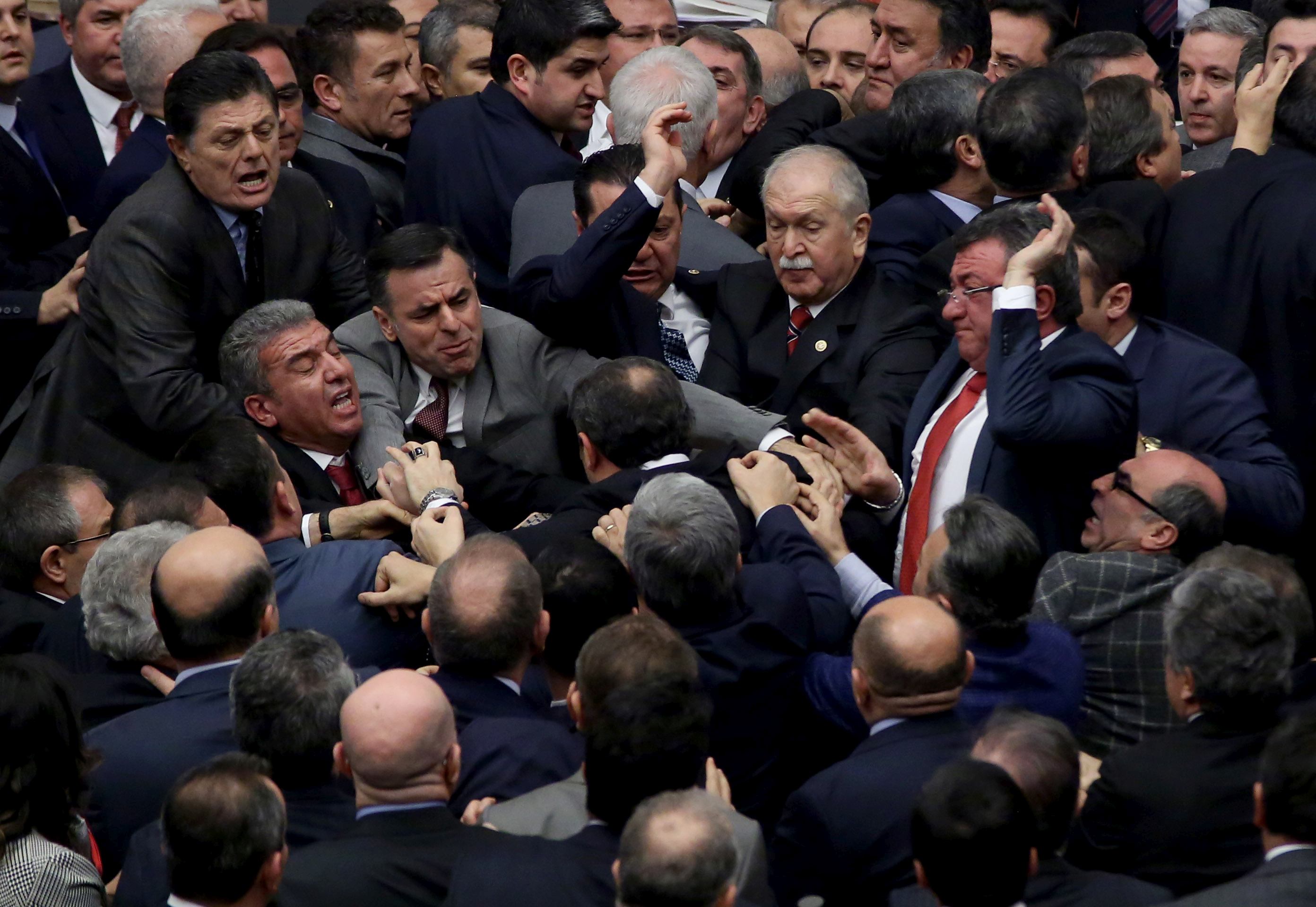 Parlamentul turc a aprobat în primă lectură noua Constituţie care îi dă mai multe puteri lui Erdogan