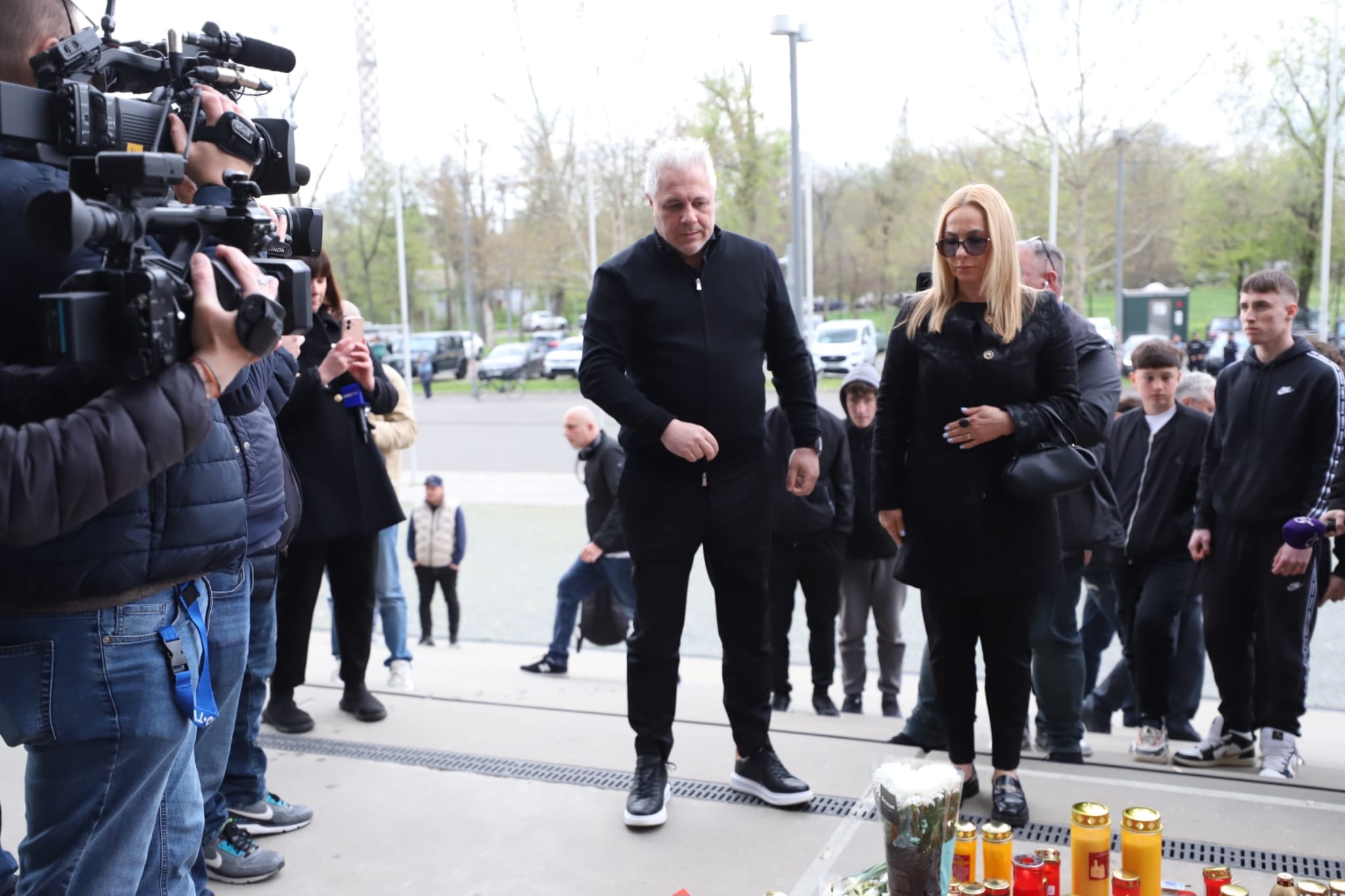 Livetext Mii de români își iau adio de la Mircea Lucescu la Arena Națională înainte de funeraliile cu onoruri militare / „Leucemia i-a provocat și grăbit sfârșitul”