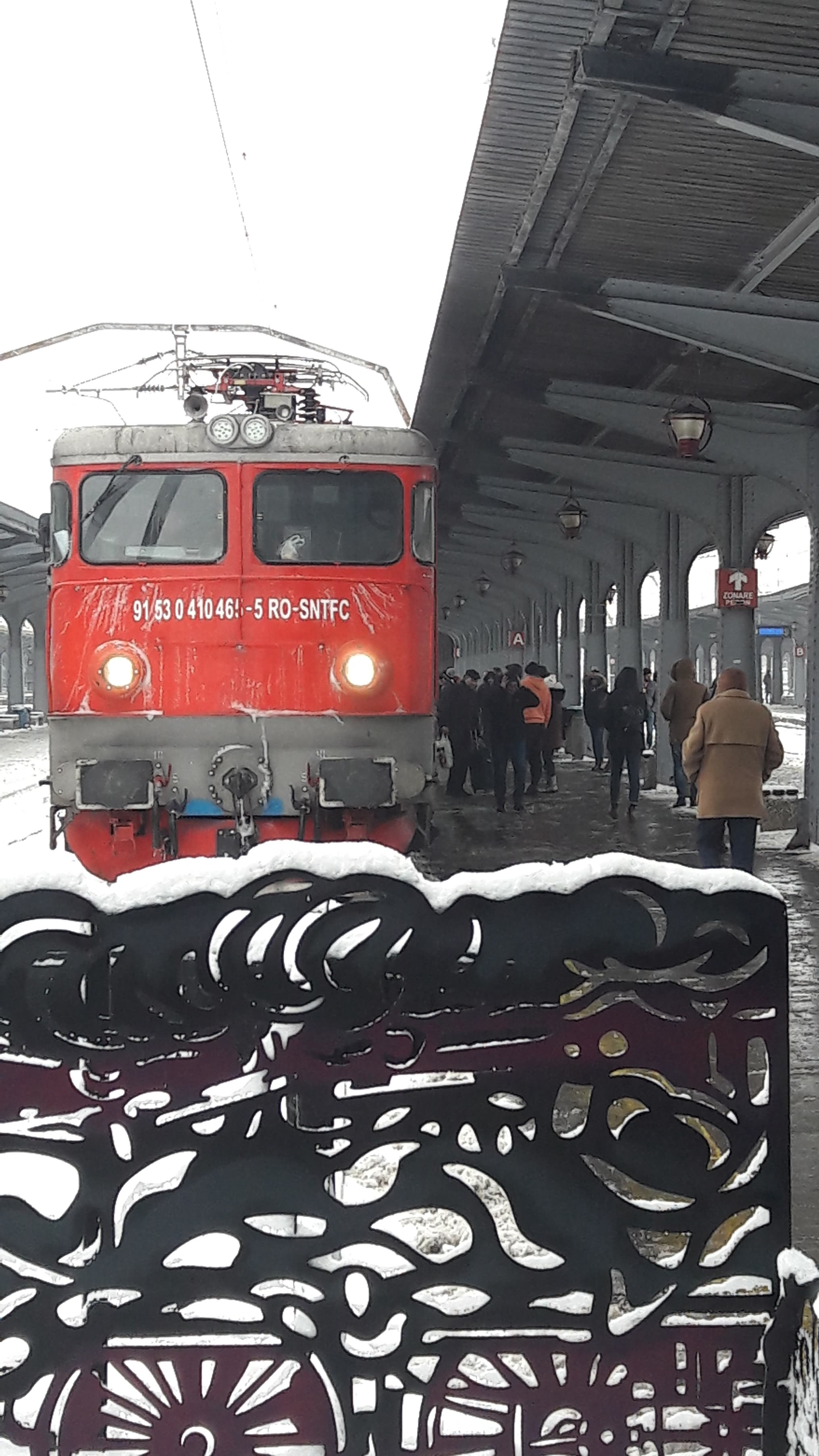 UPDATE/ Întârzieri de sute de minute în Gara de Nord! Un tren care trebuia să ajungă la 8 dimineața a sosit după aproape 10 ore! Unde poți vedea în timp real situația fiecărei curse