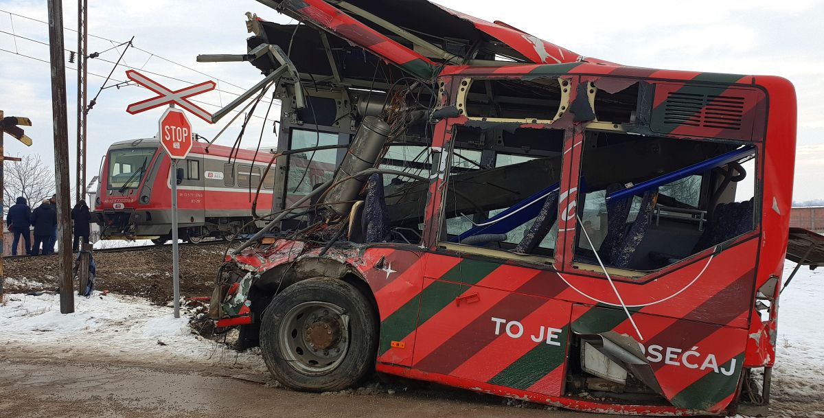 Cinci persoane au murit într-un accident feroviar în Serbia. Un autocar cu elevi a fost pur și simplu rupt în două de un tren