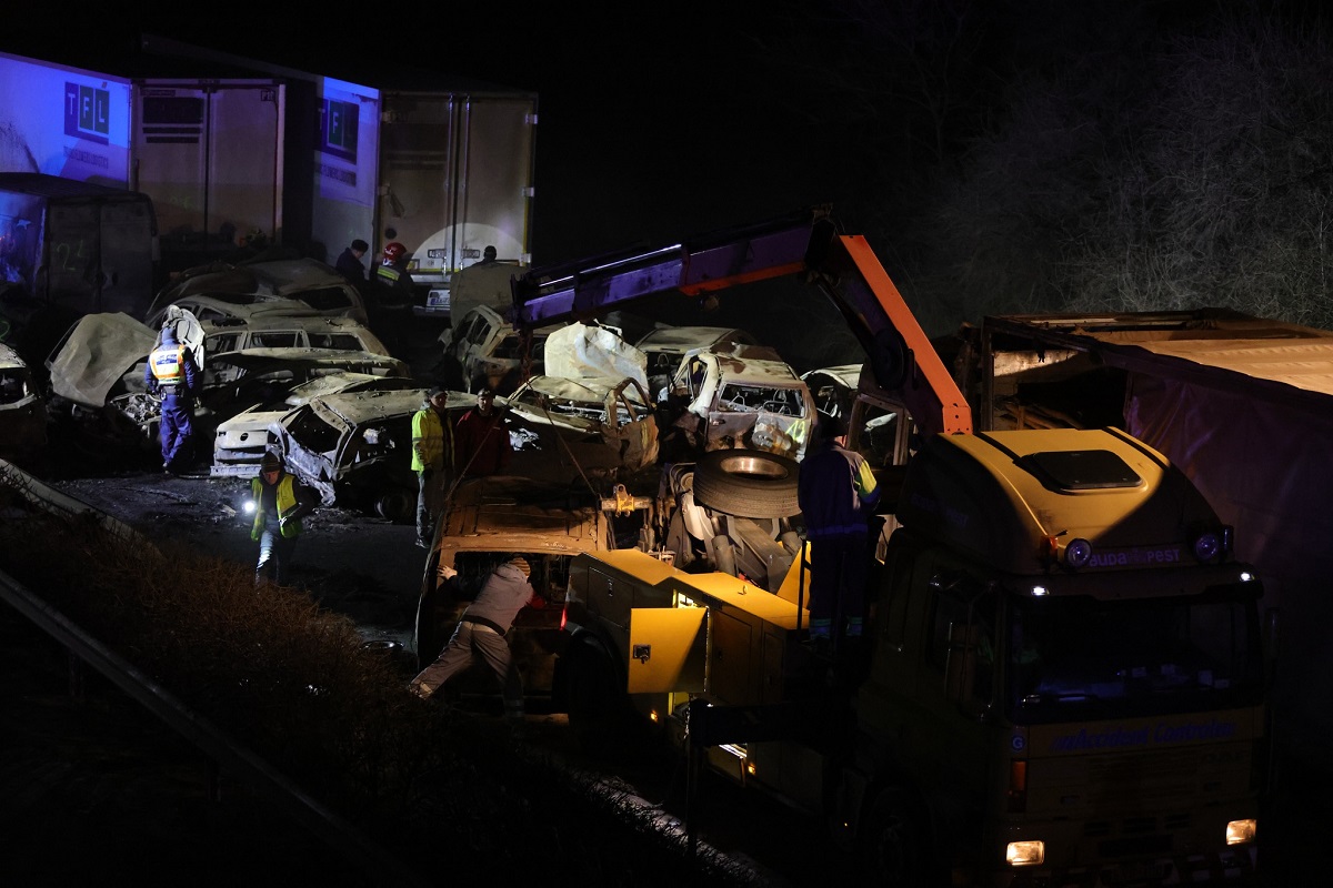 Un cadavru a fost găsit sub epavele mașinilor arse în accidentul uriaș din Ungaria, unde trei români sunt printre victime