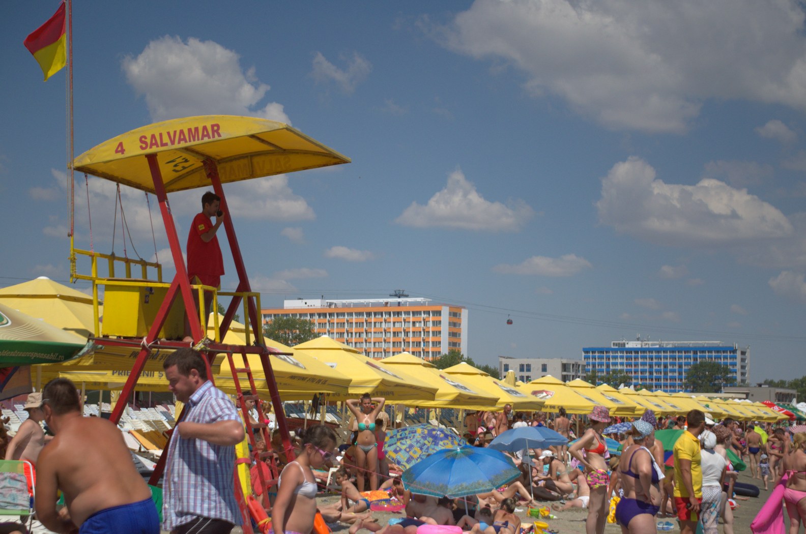 Criză de «salvatoare» pe litoral! Ea e singura fată - salvamar din Mamaia