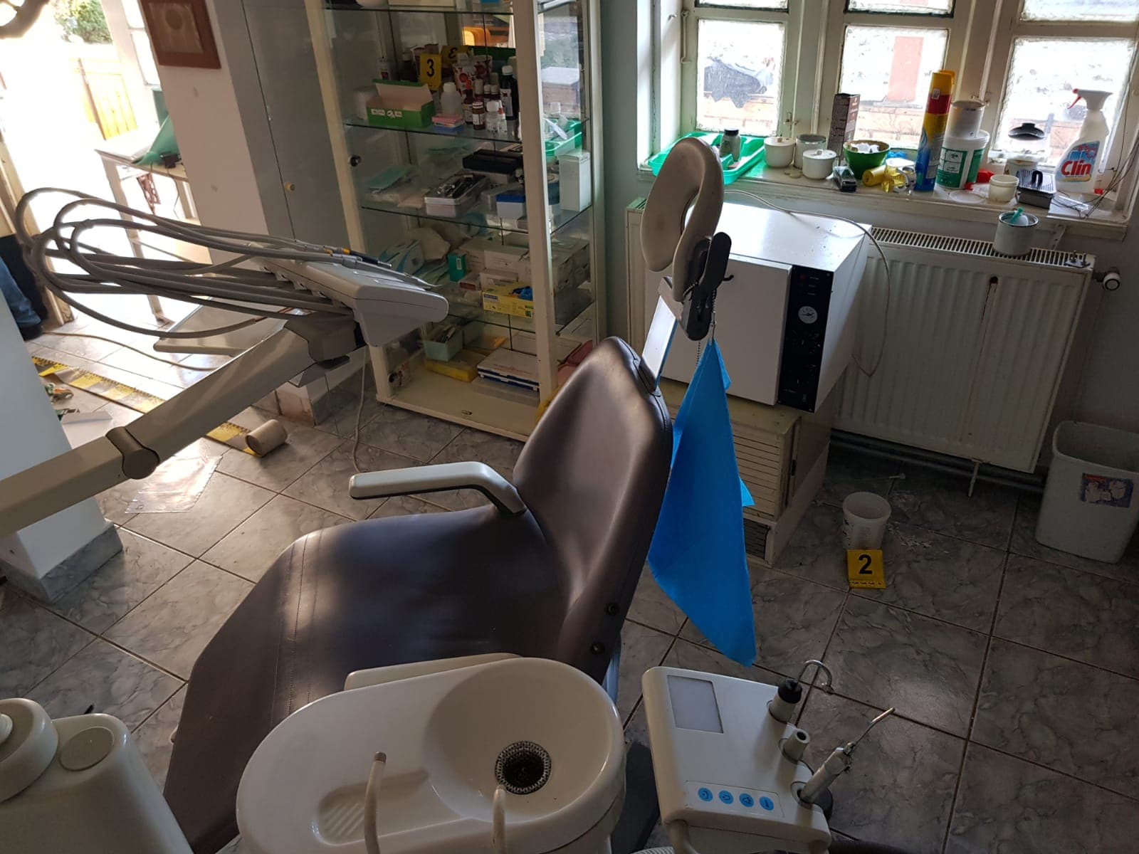 FOTO/VIDEO | Percheziții în Ilfov la un nou medic fals! Un zidar cu opt clase era dentistul satului