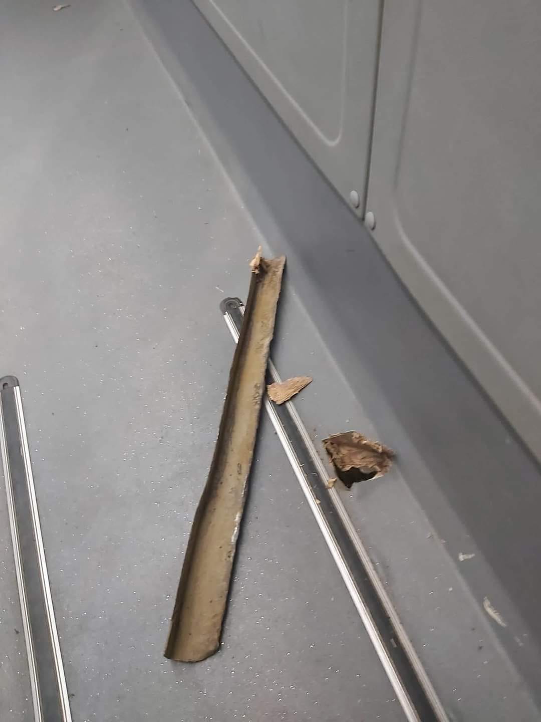 Incident în traficul bucureștean: Un cornier de la o șină de tramvai a străpuns podeaua unui autobuz în mers