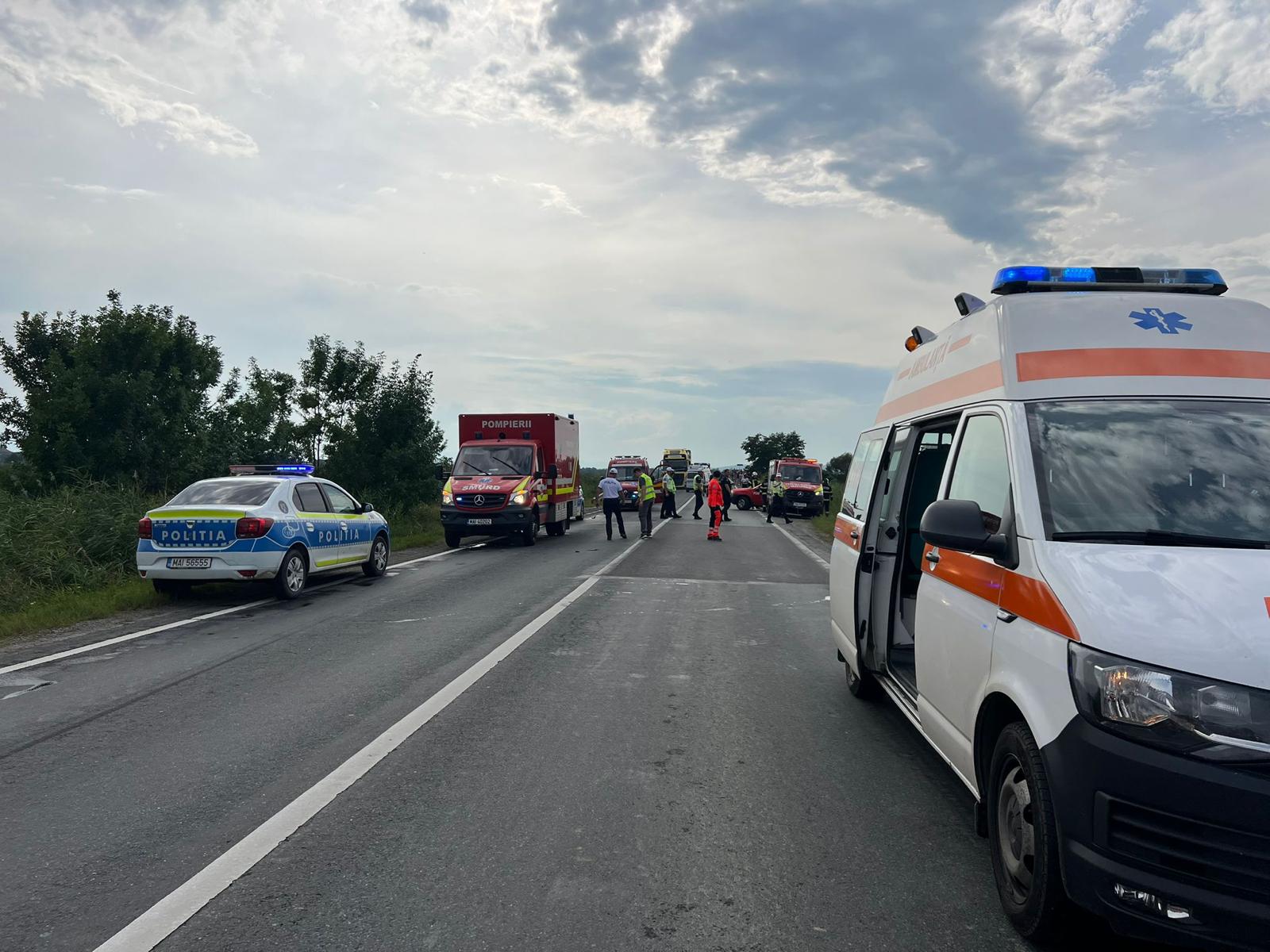 Accident între un microbuz și o mașină pe DN1, în județul Sibiu: trei oameni au ajuns la spital