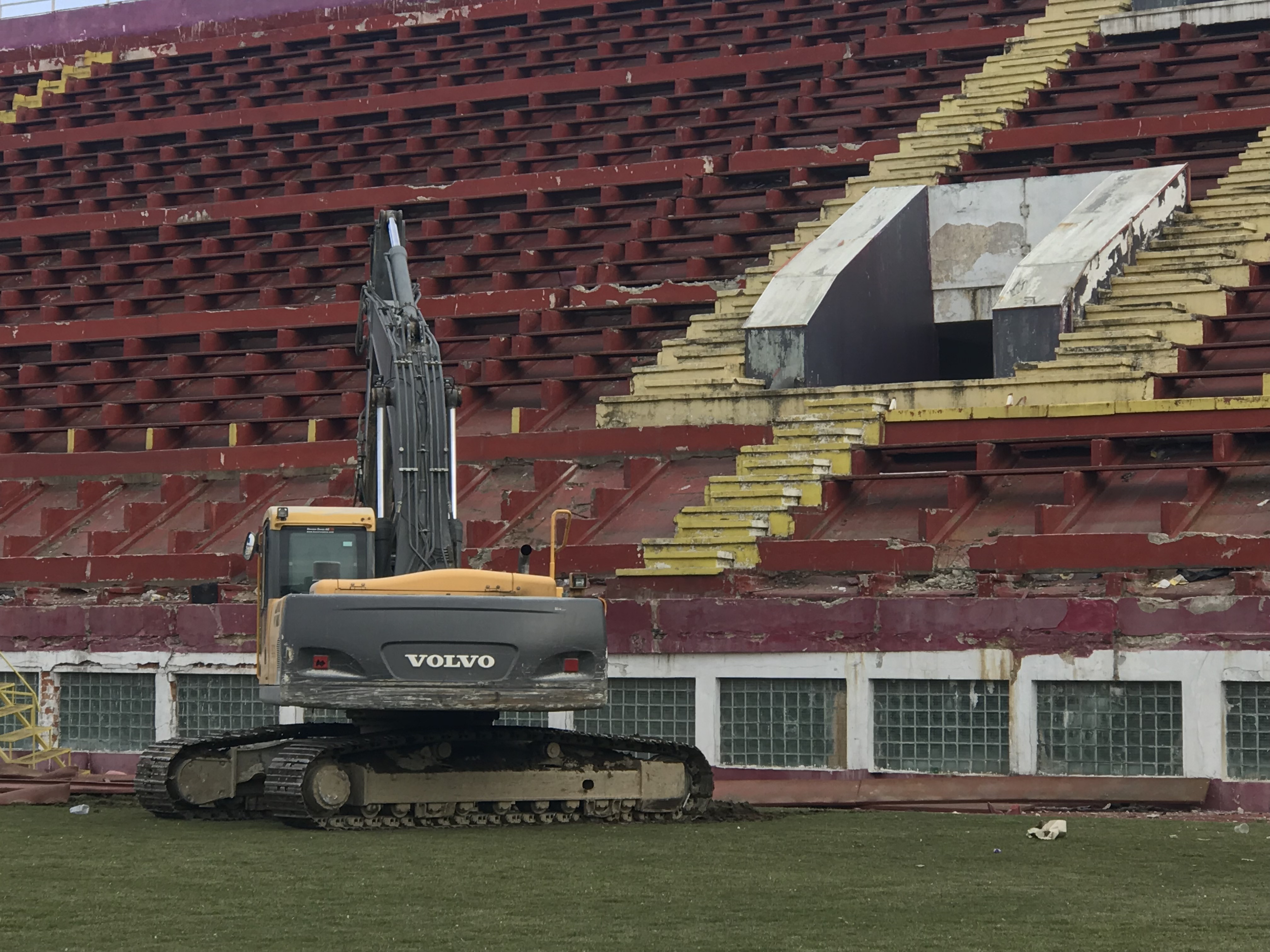 FOTO | Stadionul Giulești, demolat pe repede înainte pentru CE 2020! Au intrat buldozerele