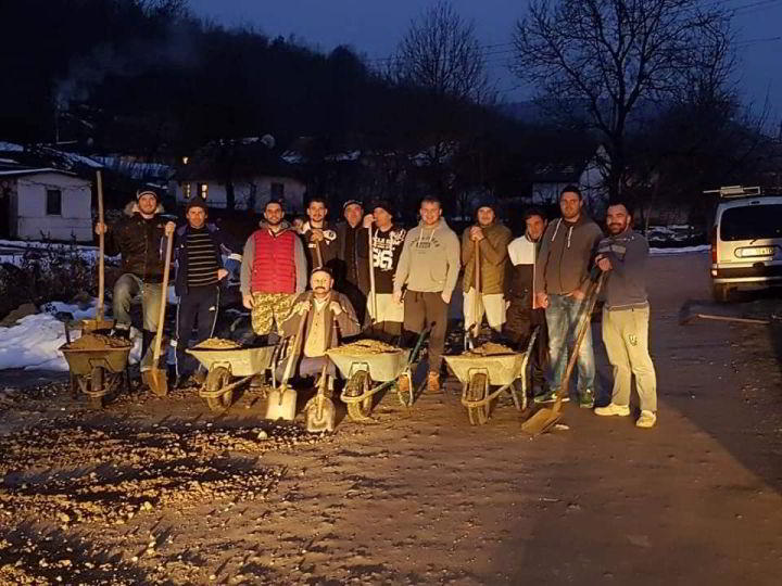 FOTO| S-au săturat să aștepte "mila" autorităților și și-au reparat singuri strada!