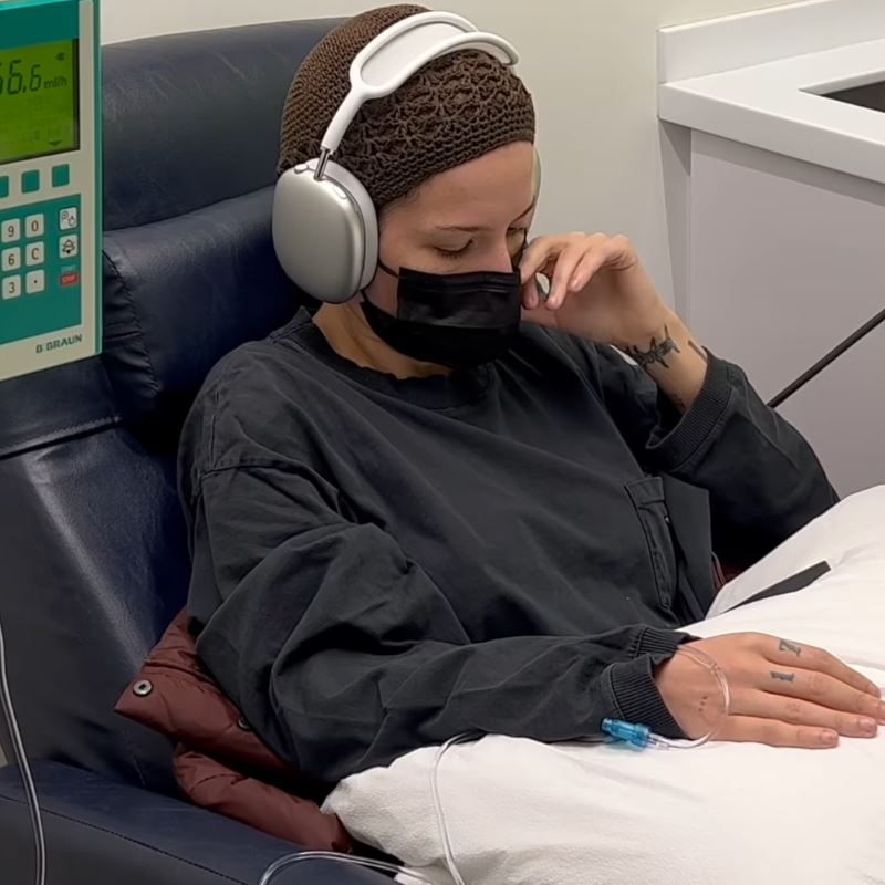 Halsey, diagnosticată cu două boli grave: „Sunt norocoasă că sunt în viață”. Artista s-a filmat în timpul tratamentului