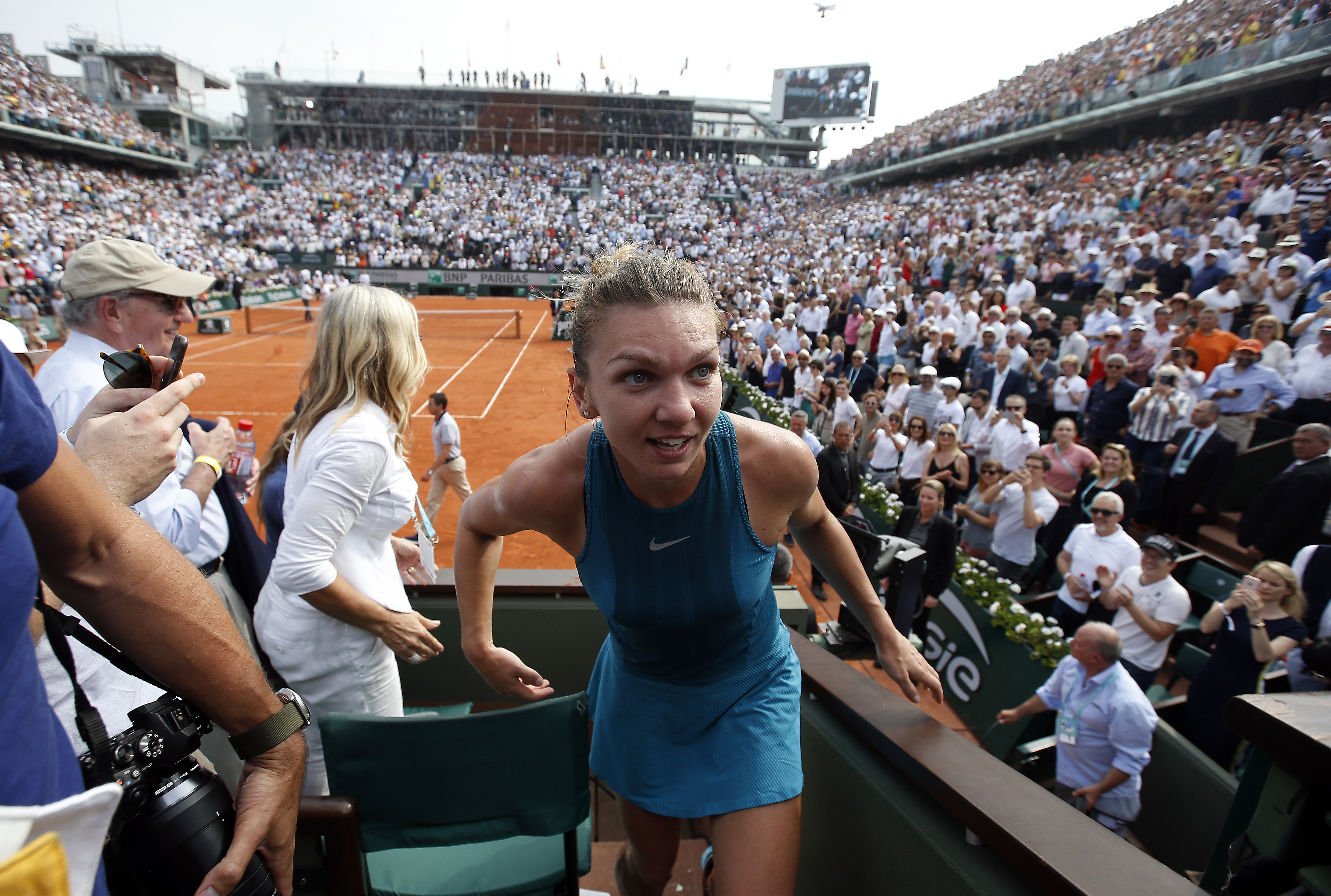 Cum s-a bucurat Simona Halep după ce a câștigat trofeul la Roland Garros. A plâns în loja părinților / GALERIE FOT