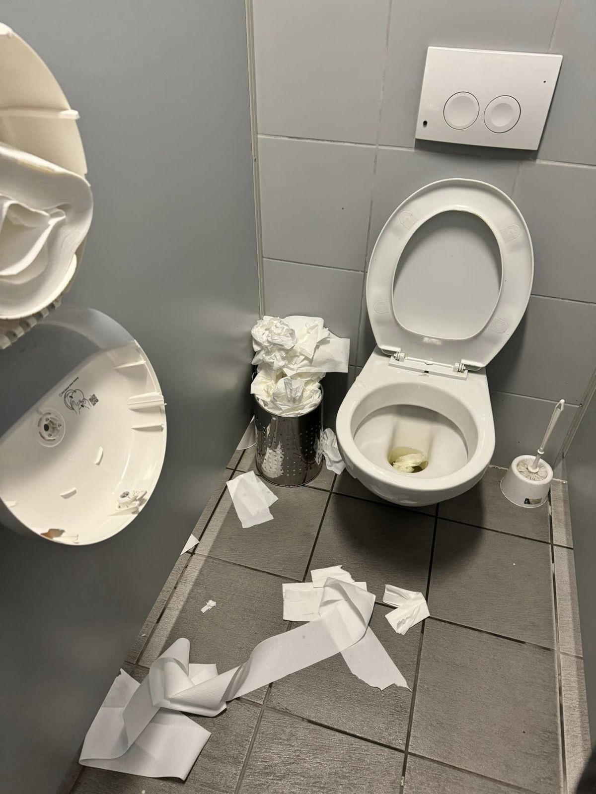 Avocată celebră, indignată de WC-urile de pe Aeroportul Henri Coandă: „Lipsește găleata cu apă pe care să o arunci peste rușine”