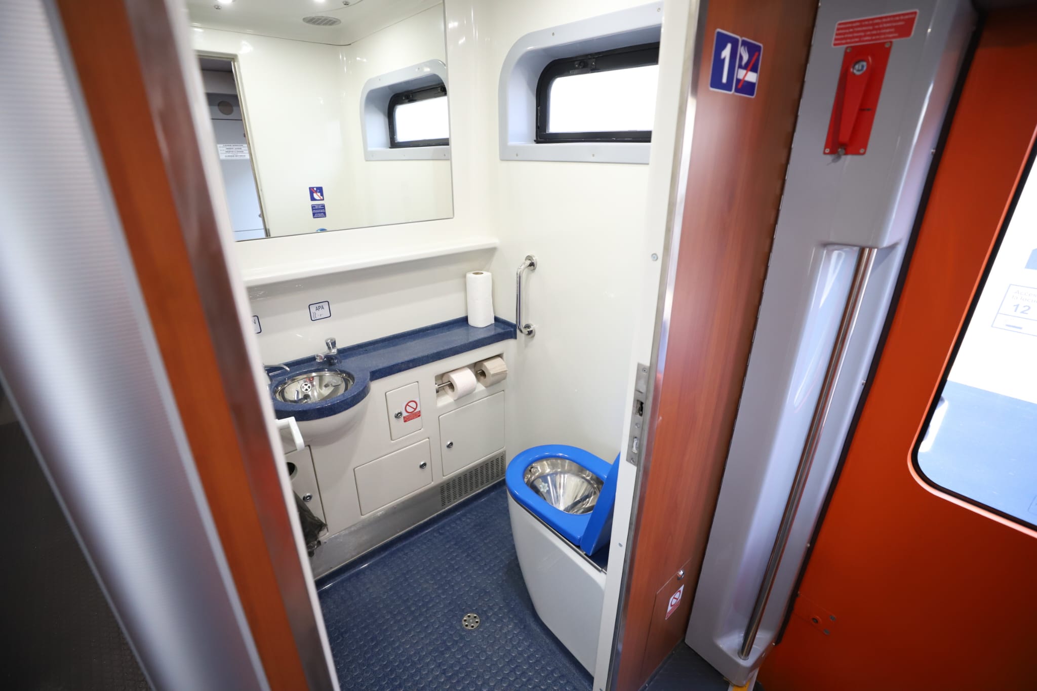 Viteză, confort și lift pentru persoane cu dizabilități. Primul tren modernizat complet circulă de astăzi pe ruta București-Constanța