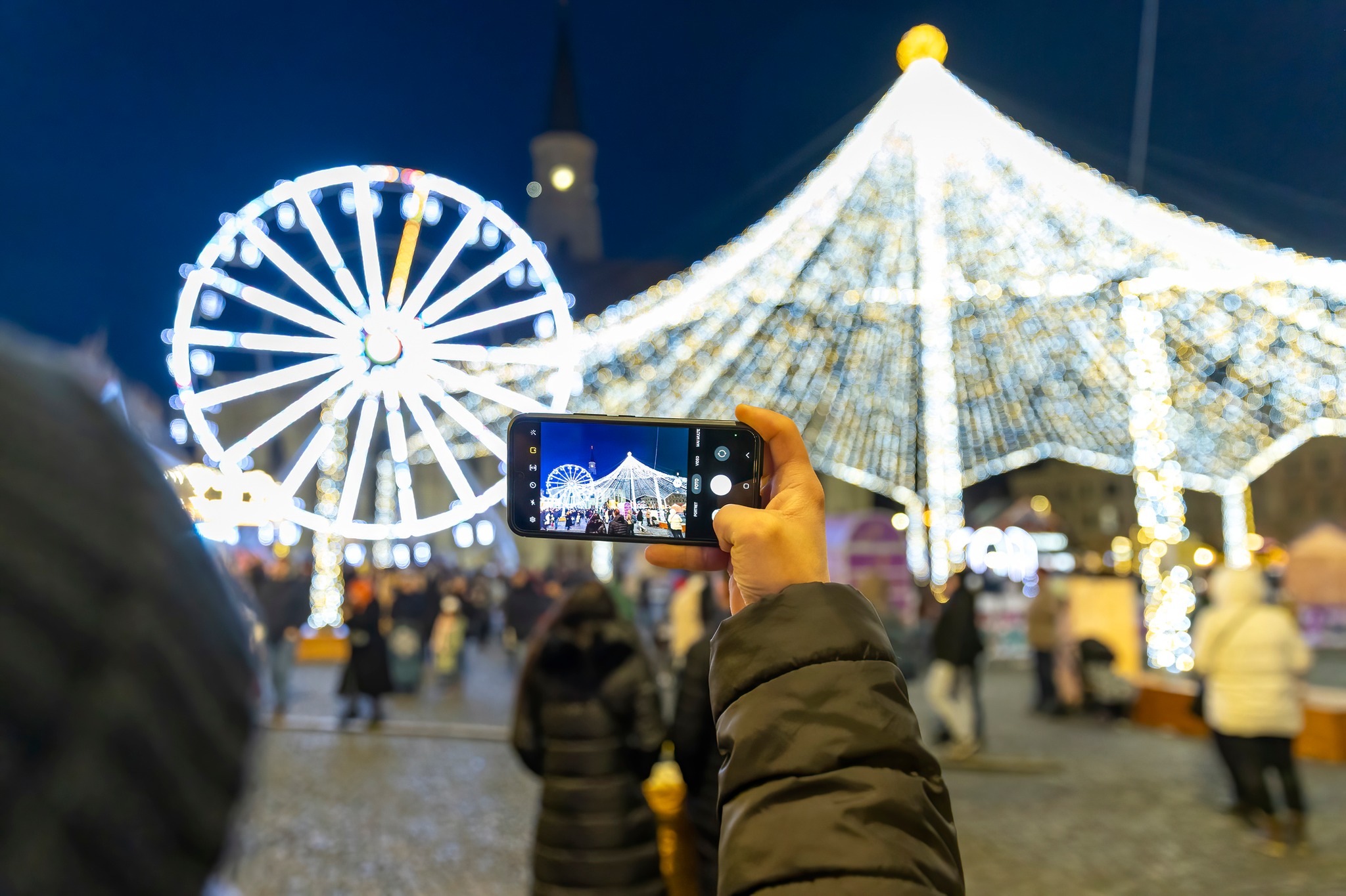 Târgul de Crăciun Cluj 2024. Adio, focuri de artificii! Anul acesta, cerul se „aprinde” de drone, lasere și proiecții video