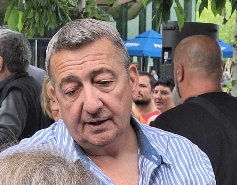 Bayer Zsolt az EU budapesti képviselet elé szervezett tüntetésen: "Nem baj, vissza fog majd nyalni ez a fagyi"