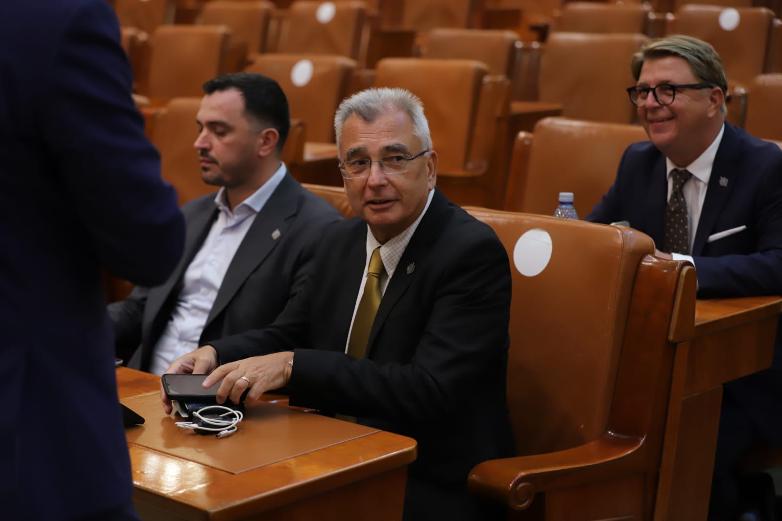 Toate cele patru moțiuni de cenzură depuse împotriva Guvernului Bolojan au fost respinse în Parlament. Ce urmează