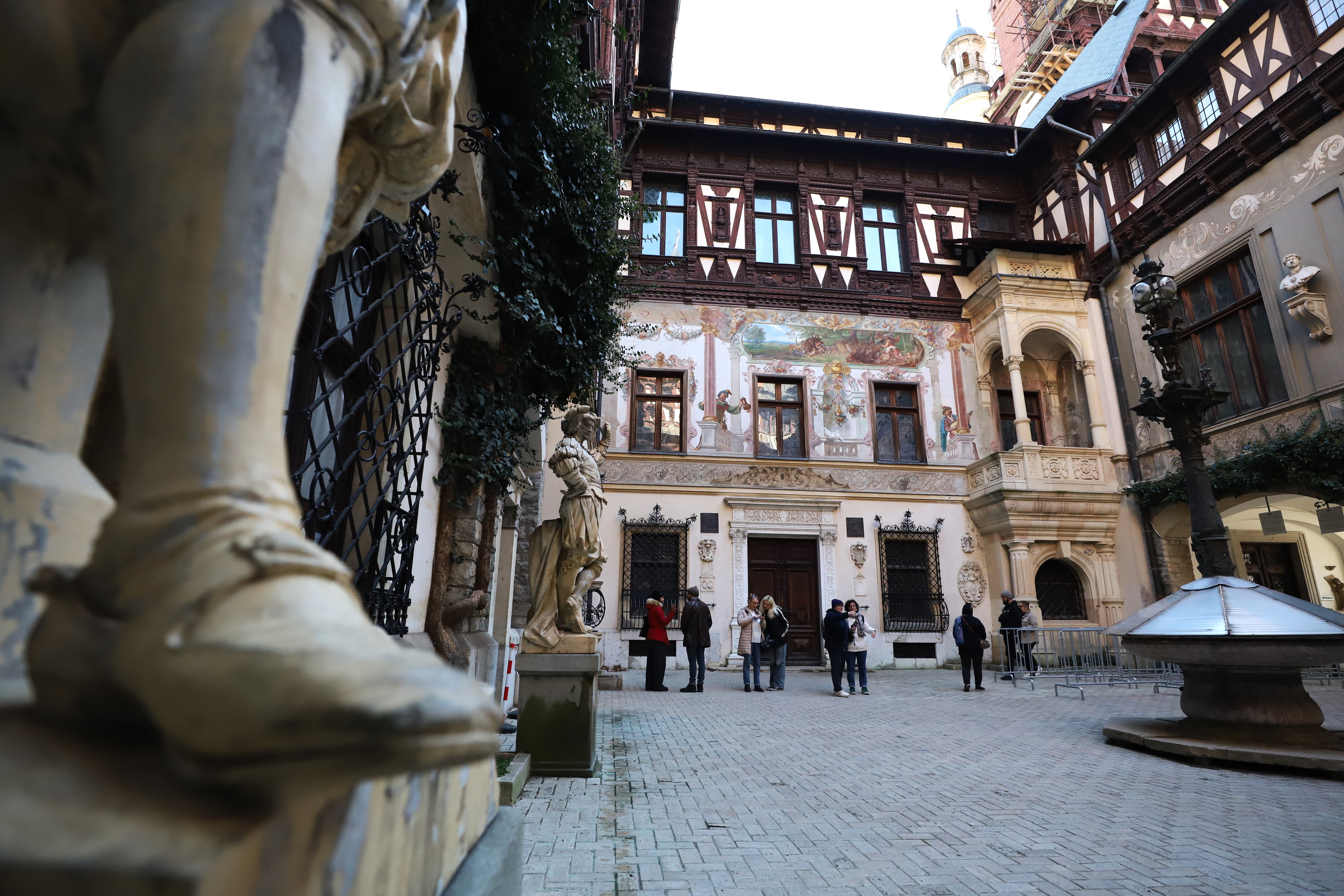 Castelul Peleș, aproape imposibil de vizitat în weekenduri: numărul de bilete puse în vânzare este limitat și se epuizează rapid