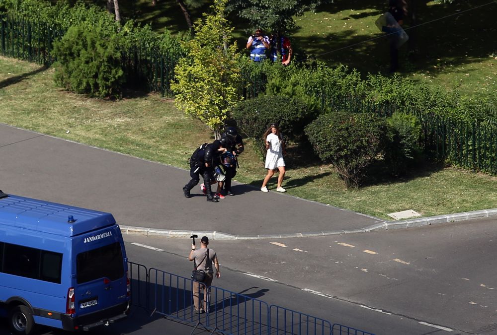 UPDATE. Război de stradă între jandarmi și huligani, în Piața Victoriei. 452 de persoane rănite / VIDEO&FOTO