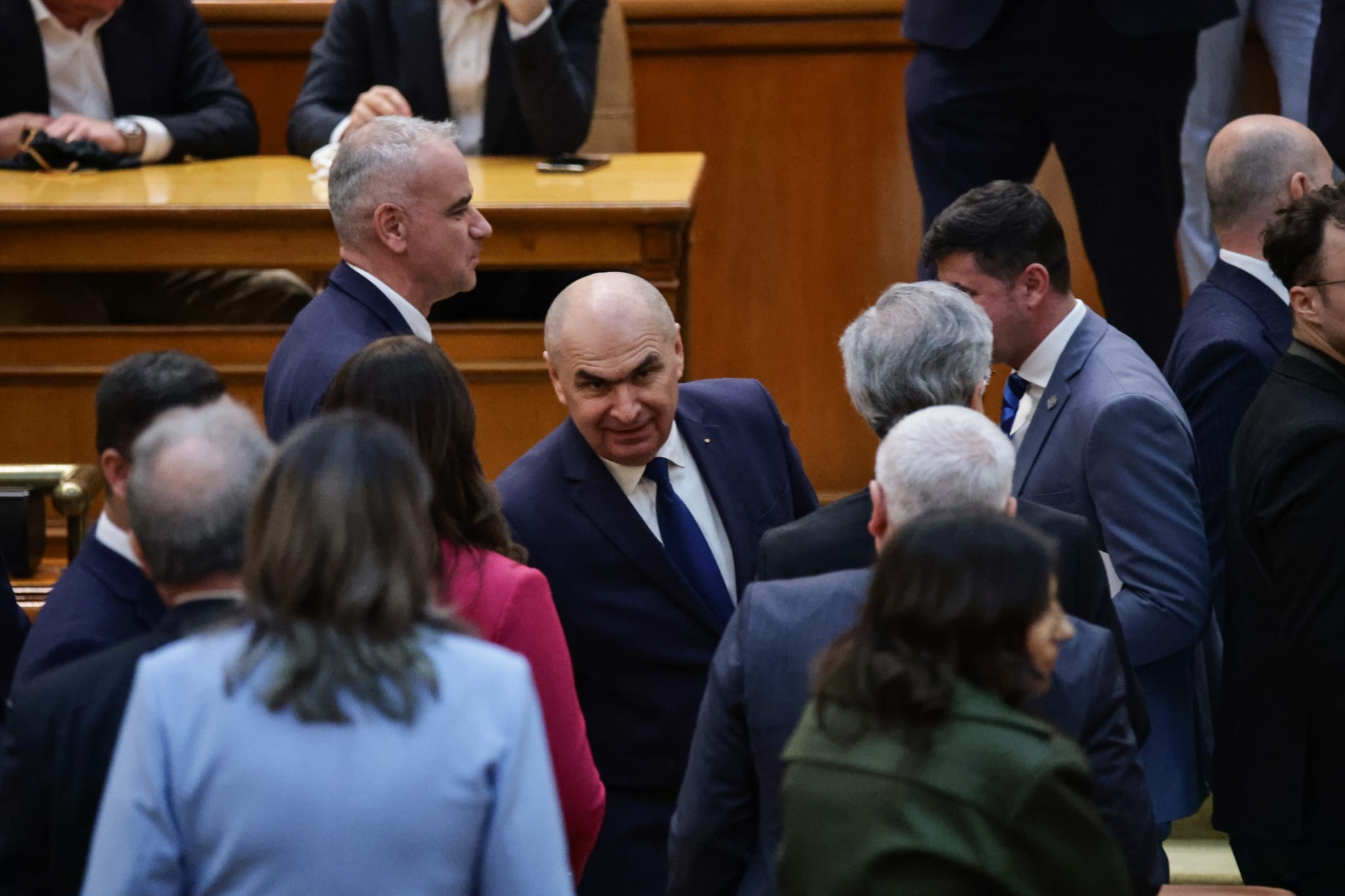 Ce nu s-a văzut la televizor în timpul votului moțiunii de cenzură împotriva Guvernului Bolojan. Negocieri în șoaptă, telefoane pe fugă și calcule la limită