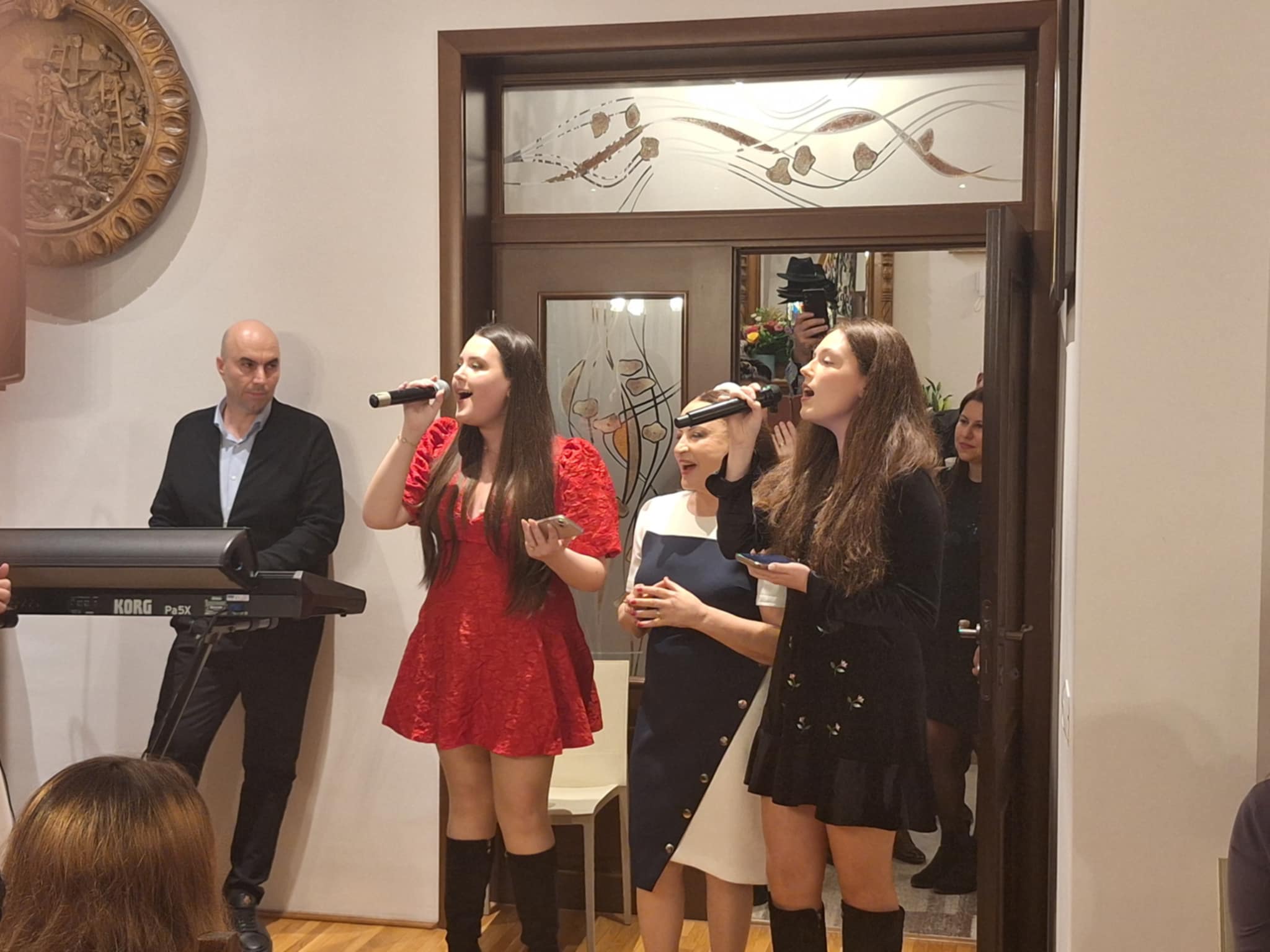 Imagini rare cu nepoatele Mariei Dragomiroiu. Au cântat la ziua bunicului lor