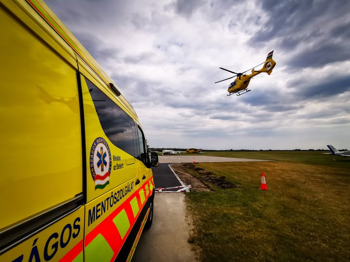 Mentőhelikopter sietett az autóban rosszul lett idős hölgy segítségére