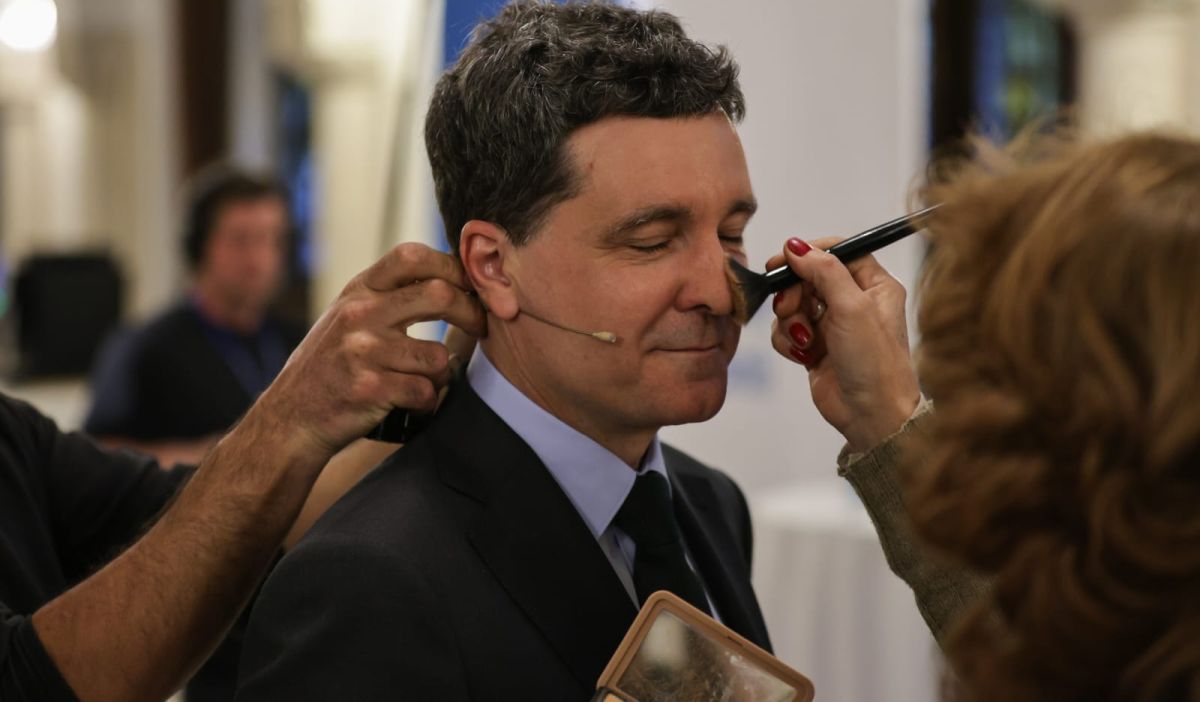 Imaginile nevăzute la dezbaterea electorală de la TVR, la care n-a vrut să vină George Simion. Ce carte citea Victor Ponta
