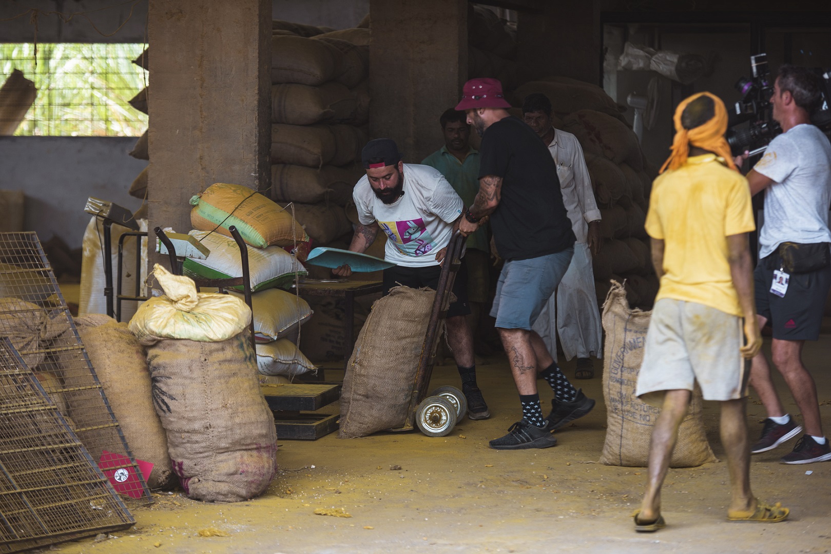 Semifinaliştii Asia Express, misiune într-o fabricã de turmeric. Cocuţa: "Îmi vine sã plâng!" | FOTO