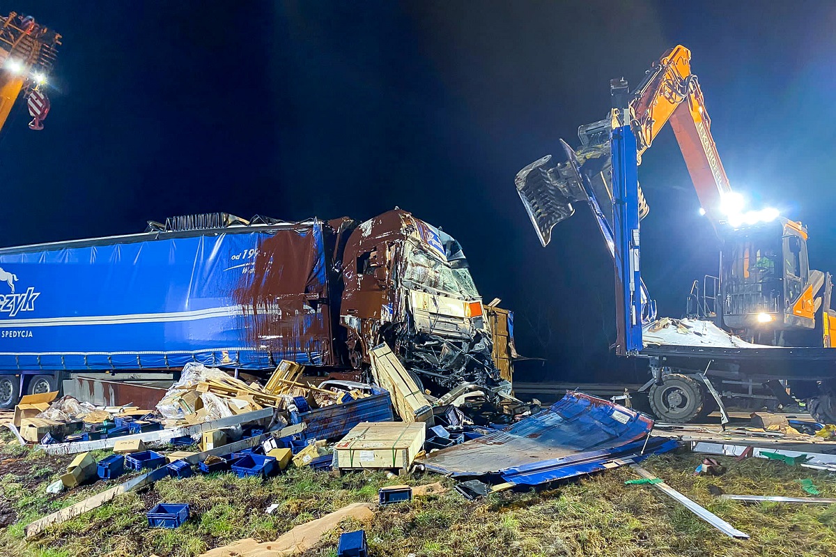 Vopseaua din camionul unui român a acoperit cabina TIR-ului care l-a lovit violent din spate, pe o autostradă din Germania