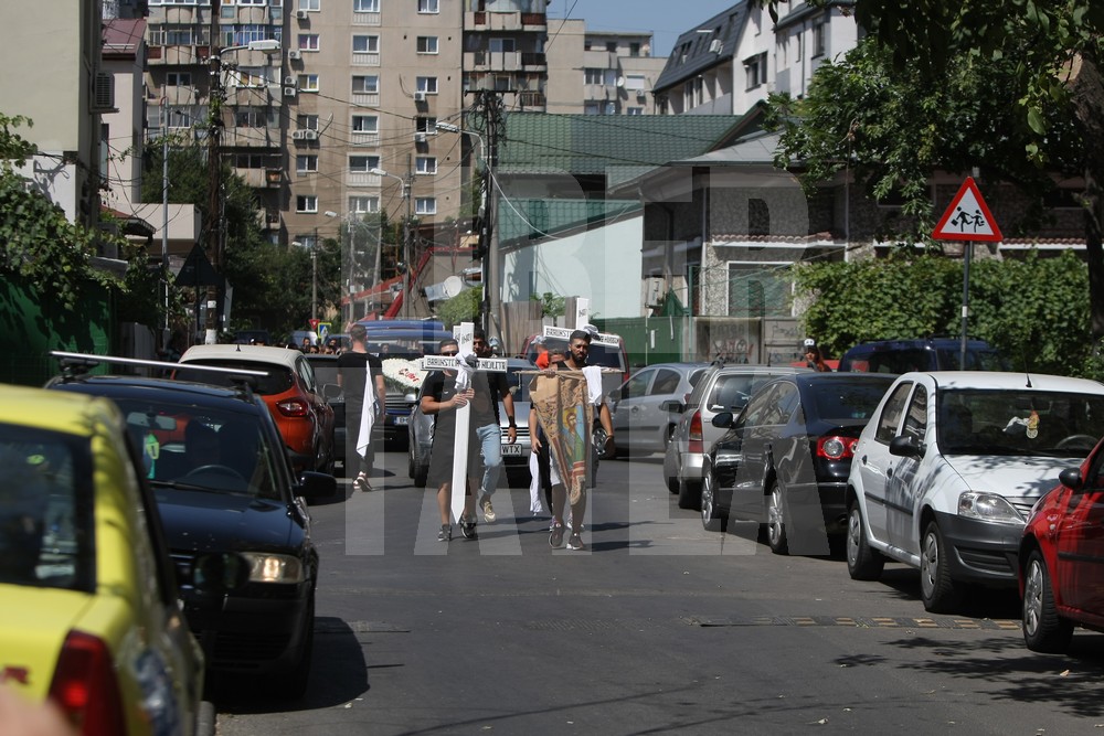 VIDEO. Înmormântarea femeii sinucigașe de la Brănești și a celor trei fetițe. Trupul neînsuflețit al mamei, depus separat la capelă / GALERIE FOTO