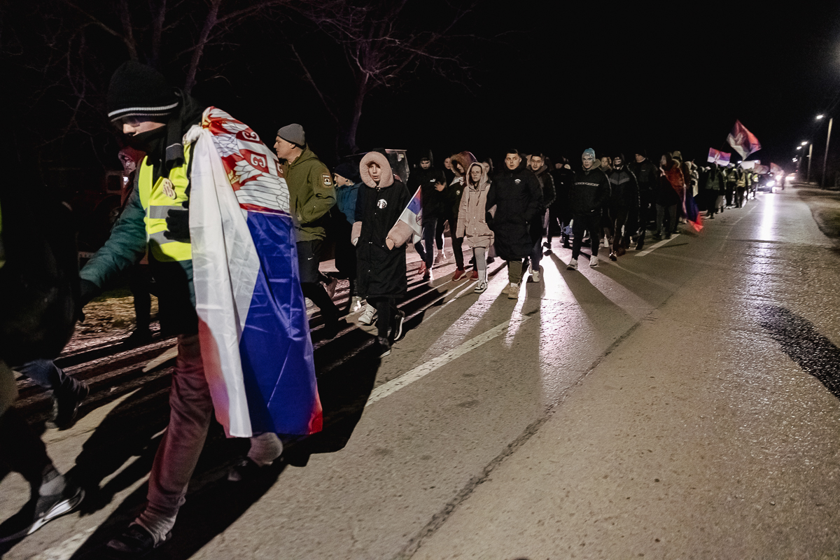 Cum protestează studenții sârbi prin marș și de ce strigă numele Laurei Kovesi