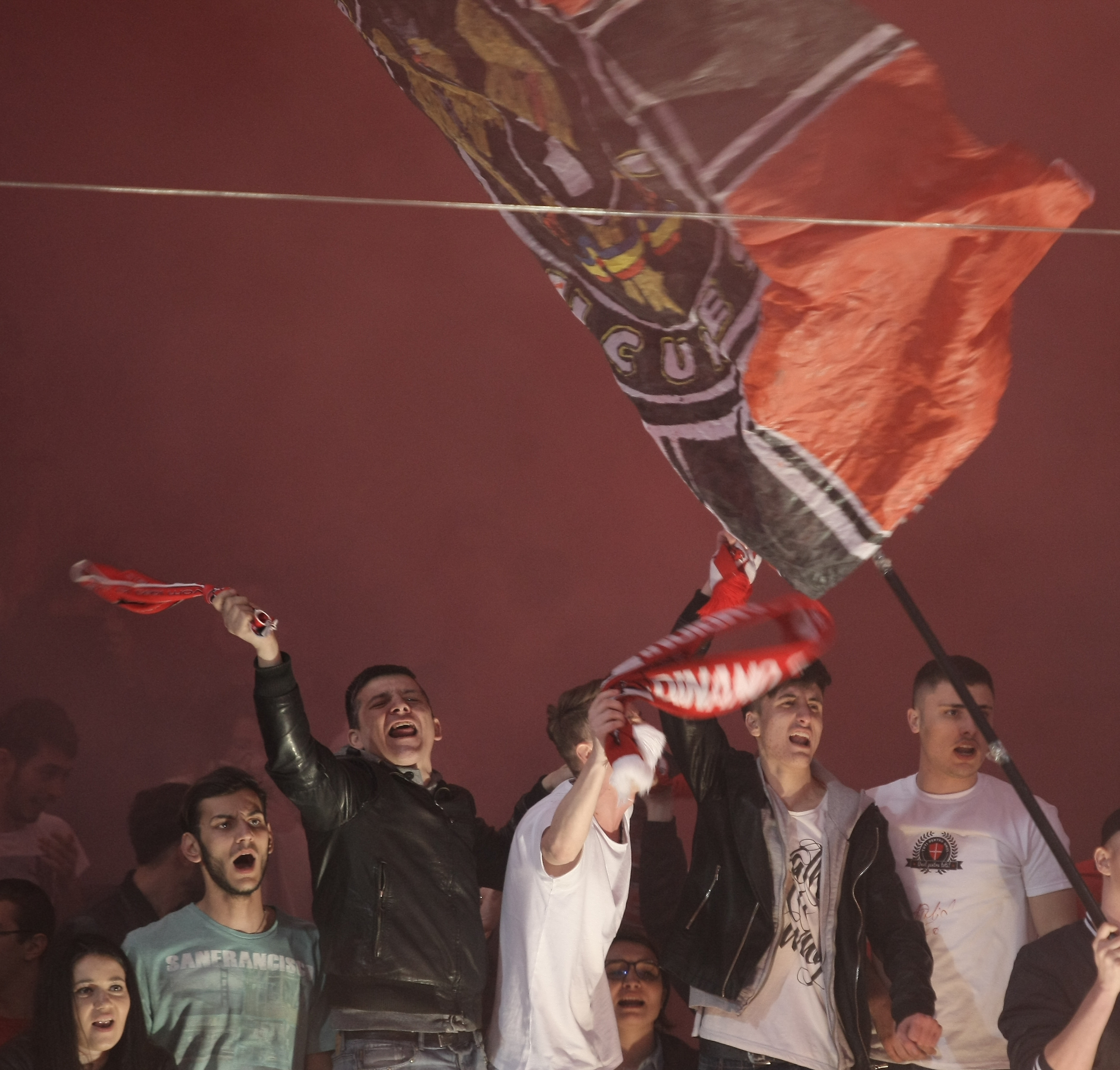 Liga 1, etapa 1, play-off: Dinamo - Steaua 1-1. Hamroun, dintr-un ofsaid puțin detectabil, a găsit plasa cu un șut la colțul lung. Ex-stelistul Bicfalvi a ridicat ”câinii” din Groapă și a egalat în final! Dramă Marica: s-a accidentat, iar Euro 2016 e tot mai departe! Dinamo, 11 meciuri fără eșec. Fiecare echipă a terminat jocul în 10 oameni / BLOG&FOTO
