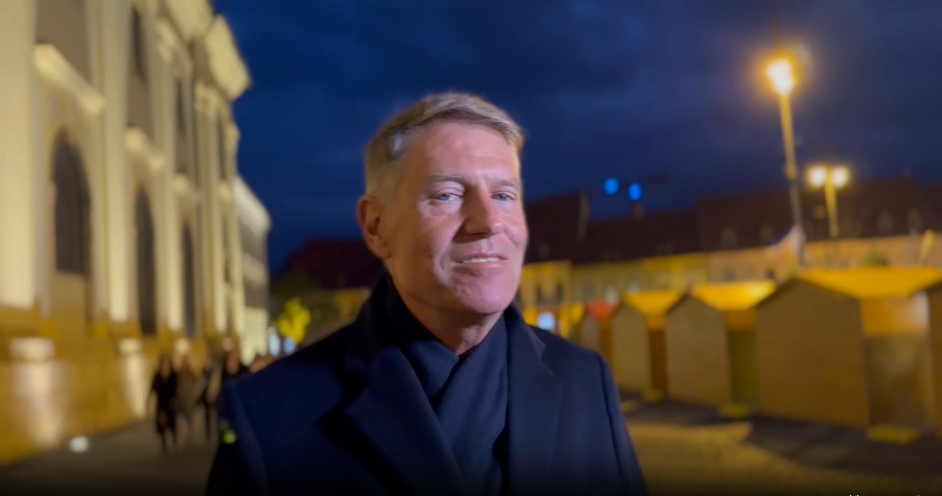 Klaus Iohannis a râs și a refuzat să dialogheze cu presa de Paște, la Sibiu, la două luni după demisia din funcția de președinte