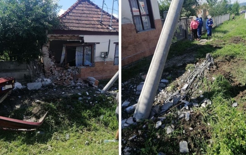 Accident mortal în județul Alba. Un copil de 5 ani a murit după ce mașina în care se afla a intrat într-un stâlp şi o casă