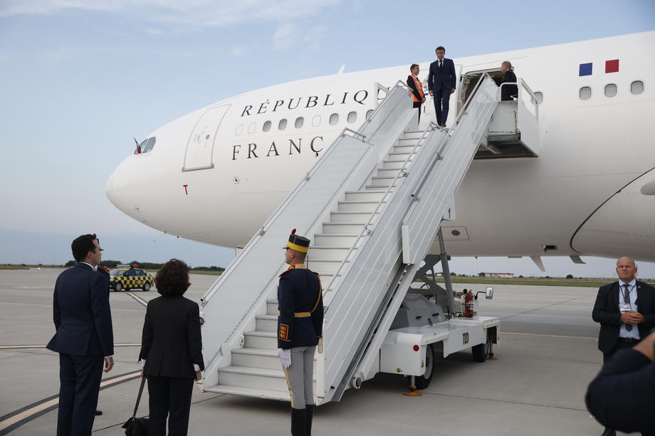 Emmanuel Macron a ajuns la baza Kogălniceanu marți seară. Miercuri dimineață se întâlnește cu Klaus Iohannis